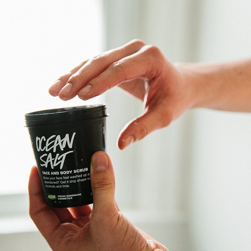 Wer bei Lush einkauft, liebt unter anderem das Peeling "Ocean Salt" mit Zitrusnoten