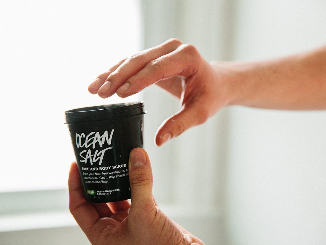 Wer bei Lush einkauft, liebt unter anderem das Peeling "Ocean Salt" mit Zitrusnoten Wer bei Lush einkauft, liebt unter anderem das Peeling "Ocean Salt" mit Zitrusnoten