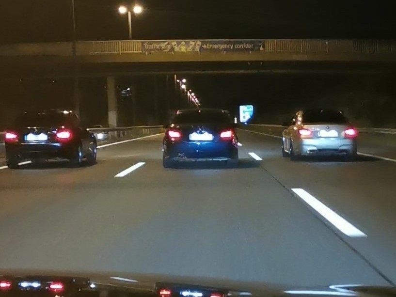 Die Männer fuhren auf gleicher Höhe und rasten mit 180 km/h durch eine 80er-Zone.