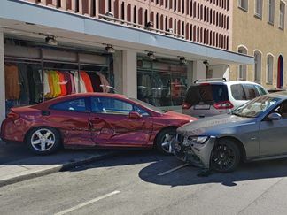 Bei dem Unfall wurde ein Fahrzeug in die Auslage eines Textilgeschäfts geschoben. Bei dem Unfall wurde ein Fahrzeug in die Auslage eines Textilgeschäfts geschoben.