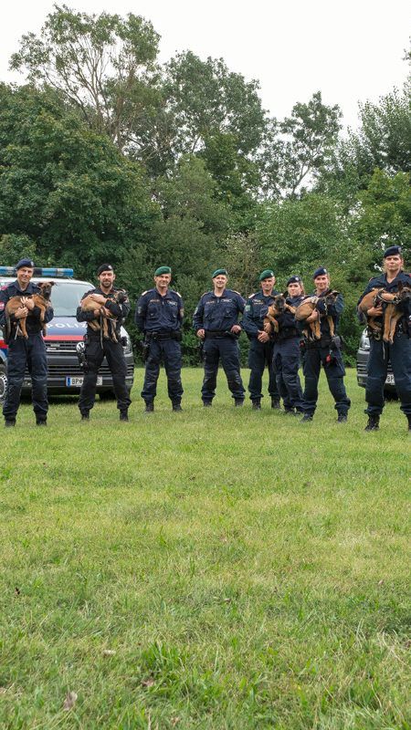 Glückliche Gesichter: Bei der Welpenübergabe an zehn neue Polizeidiensthundeführer