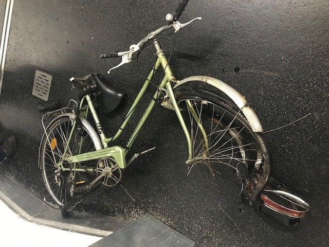 Ein Fahrrad und ein E-Scooter wurden auf die Gleise der U4 geworfen. Ein Fahrrad und ein E-Scooter wurden auf die Gleise der U4 geworfen.