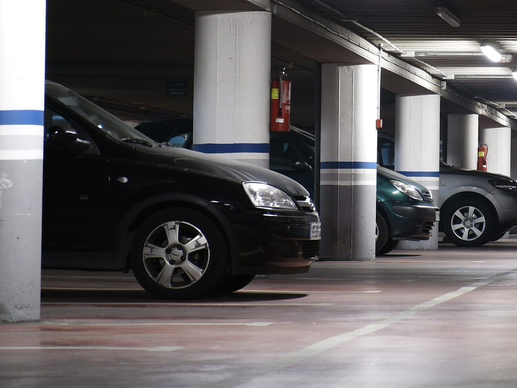 Ab sofort stehen knapp 400 Parkplätze zum Tagestarif von 5 Euro zur Verfügung. Ab sofort stehen knapp 400 Parkplätze zum Tagestarif von 5 Euro zur Verfügung.