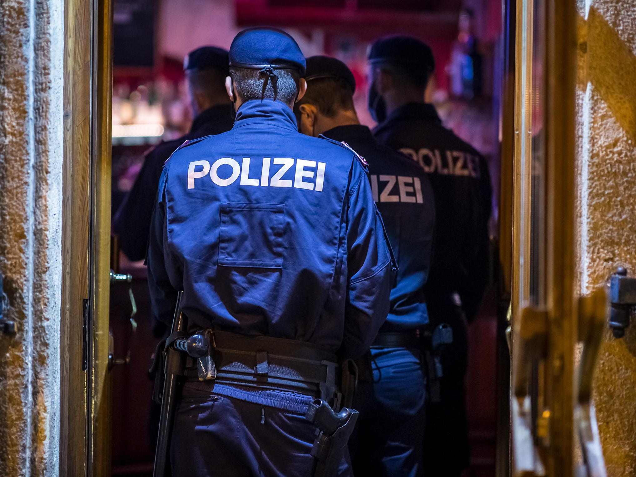 Polizisten kontrollieren die Sperrstunde in der Gastronomie.