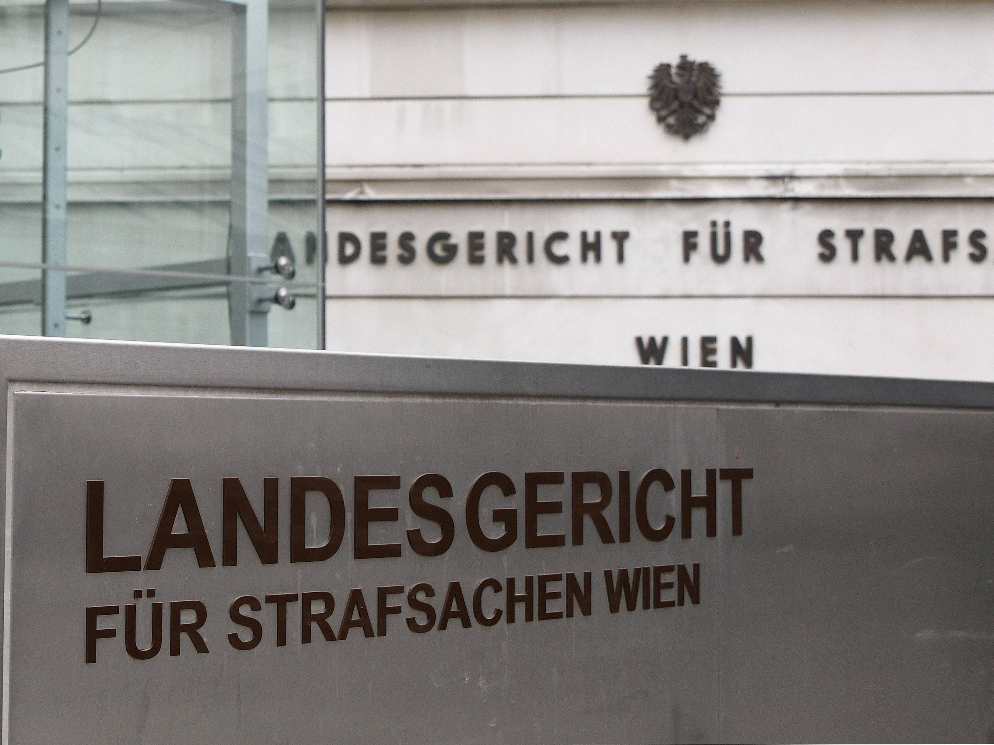 Das Landesgericht in Wien hat auch Stunden nach dem Anschlag noch immer gestunken. Das Landesgericht in Wien hat auch Stunden nach dem Anschlag noch immer gestunken.