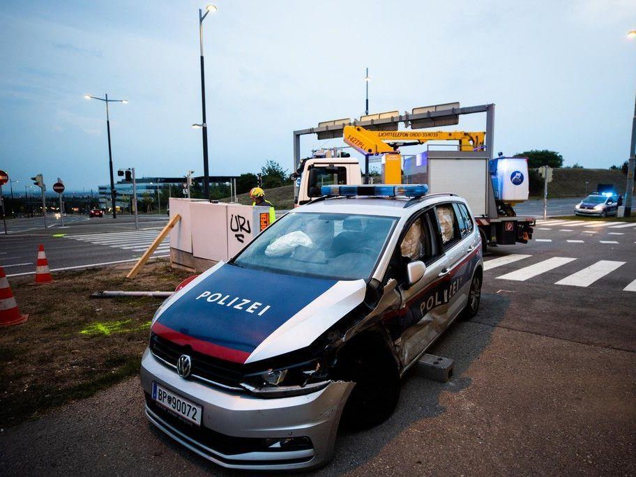 Ein Wiener Polizist muss sich wegen eines tödlichen Unfalls bei einer Einsatzfahrt vor Gericht verantworten. Ein Wiener Polizist muss sich wegen eines tödlichen Unfalls bei einer Einsatzfahrt vor Gericht verantworten.