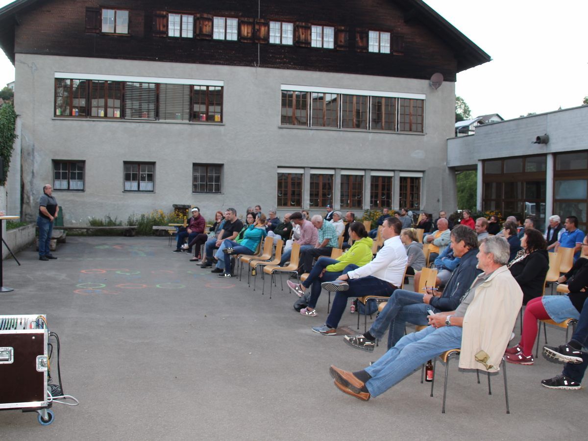 Bei schönem Wetter fand der Parzellenabend auf dem Schulhof statt. Bei schönem Wetter fand der Parzellenabend auf dem Schulhof statt.