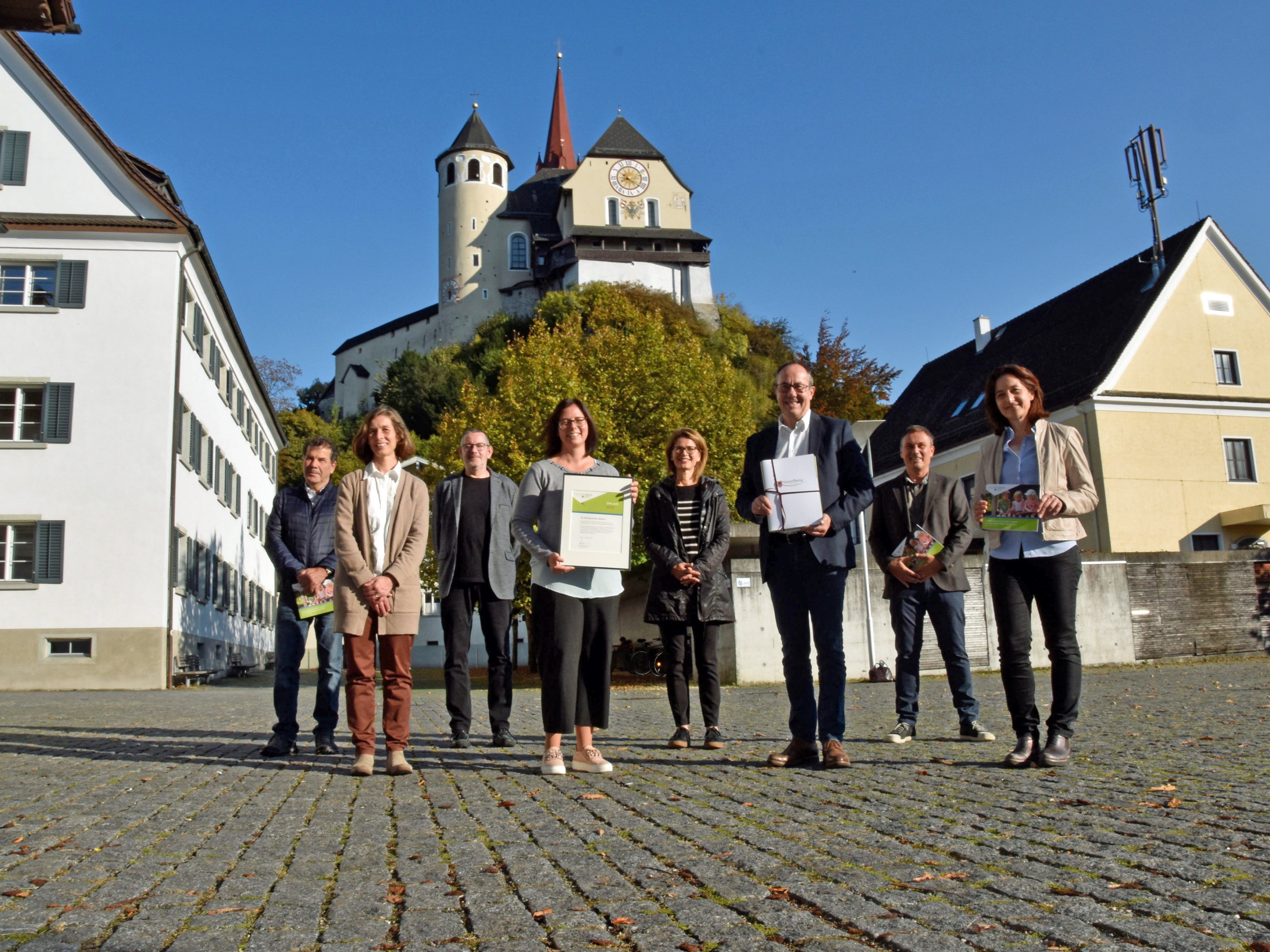 Bürgermeisterin Katharina Wöß-Krall und Vizebürgermeister Andreas Prenn mit dem Rankweiler „familienplus“-Team Norbert Preg, Bianca Bitschnau-Schagginger, Michael Müller und Natalie Wojtech (nicht auf dem Foto sind Elke Moosbrugger, Coretta Hagen, Tanja Schroller und Andrea Vonbrül) sowie Matthias Mathis und Heike Mennel-Kopf (externe und interne Programmleitung)