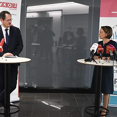 Trefelik mit Palkovich vor dem Start der Lohnrunde