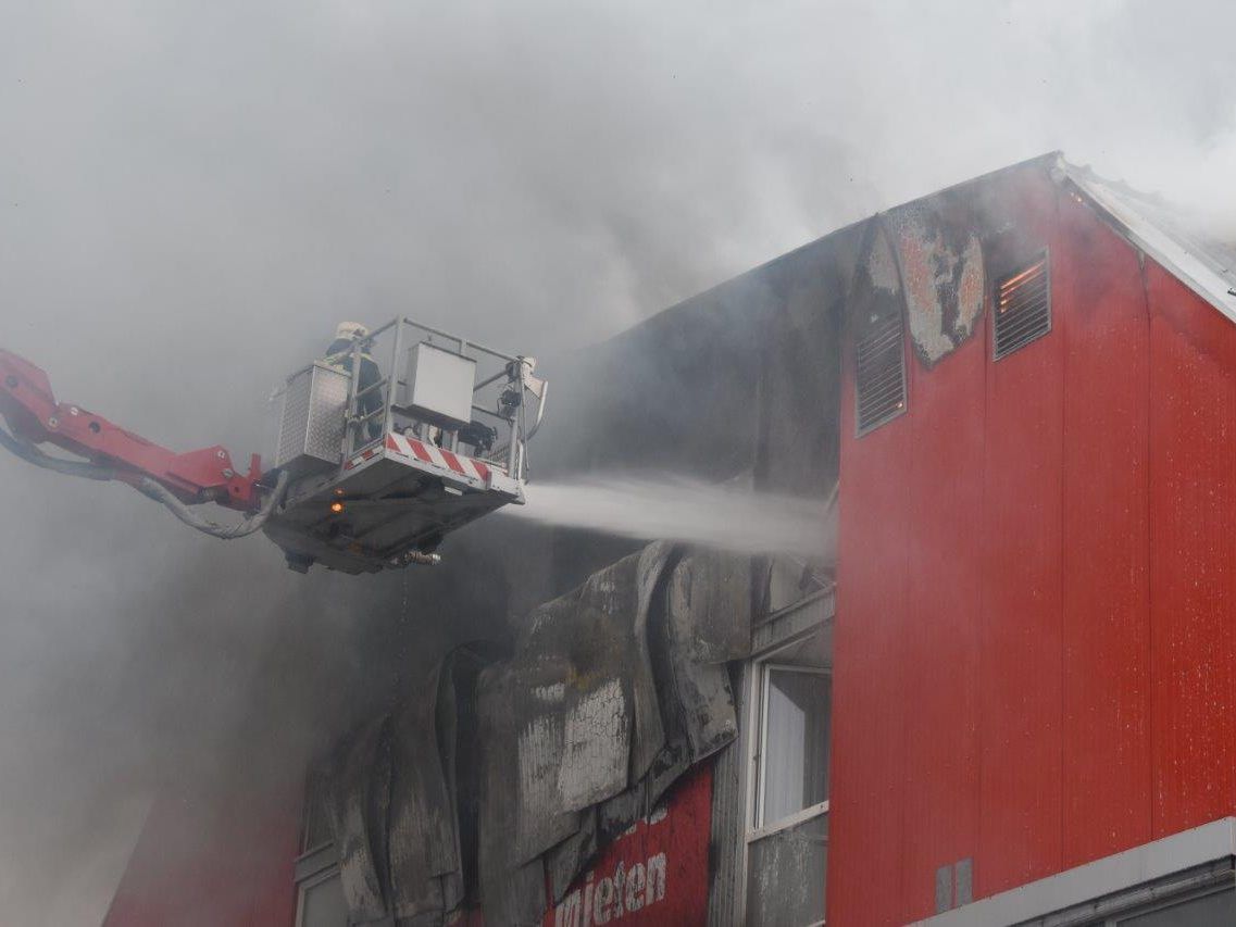 Die Lagerhalle in Wien-Donaustadt stand in Vollbrand. Die Lagerhalle in Wien-Donaustadt stand in Vollbrand.