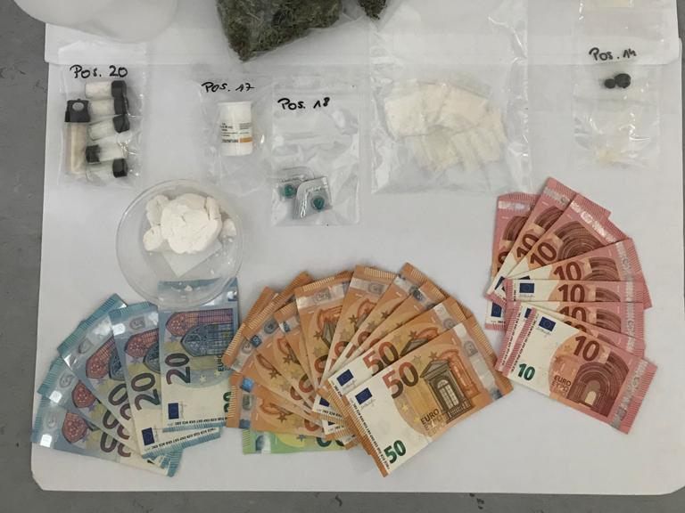 Bei den Ermittlungen konnten unter anderem Drogen und Bargeld sichergestellt werden.