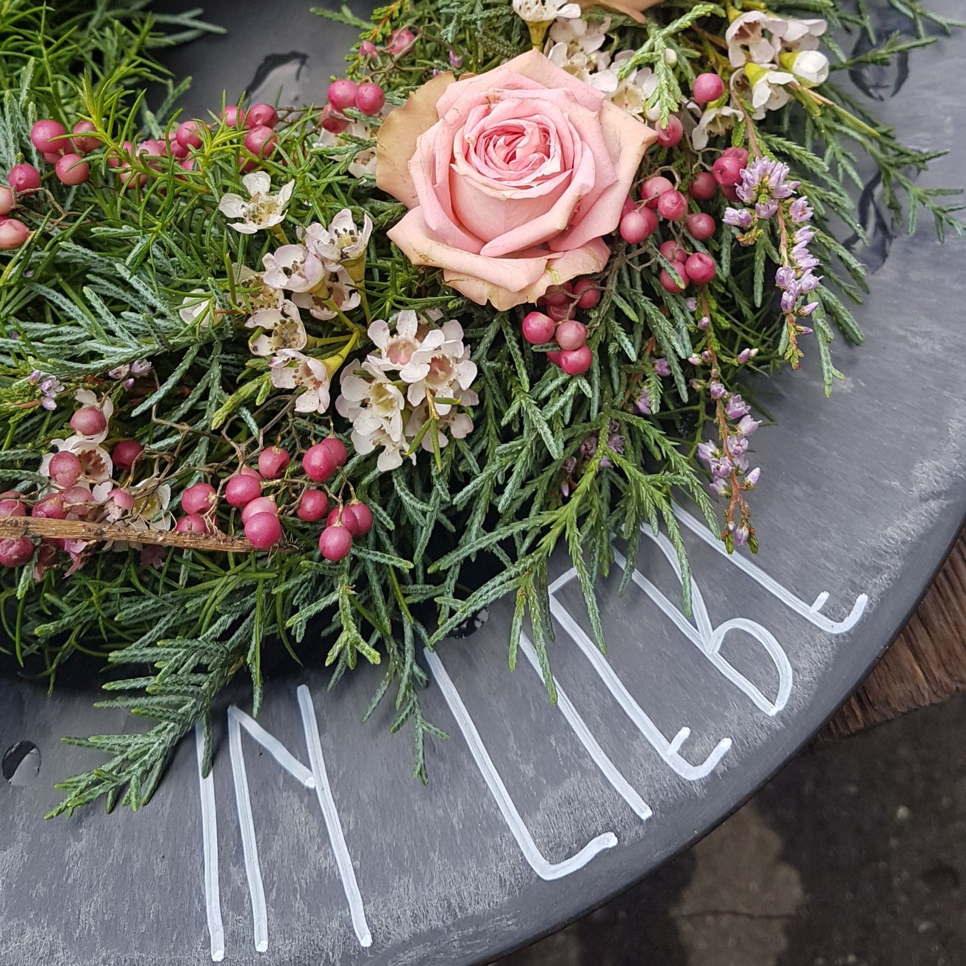 "Geschriebene Botschaften steigern den individuellen Ausdruck des Grabschmucks."