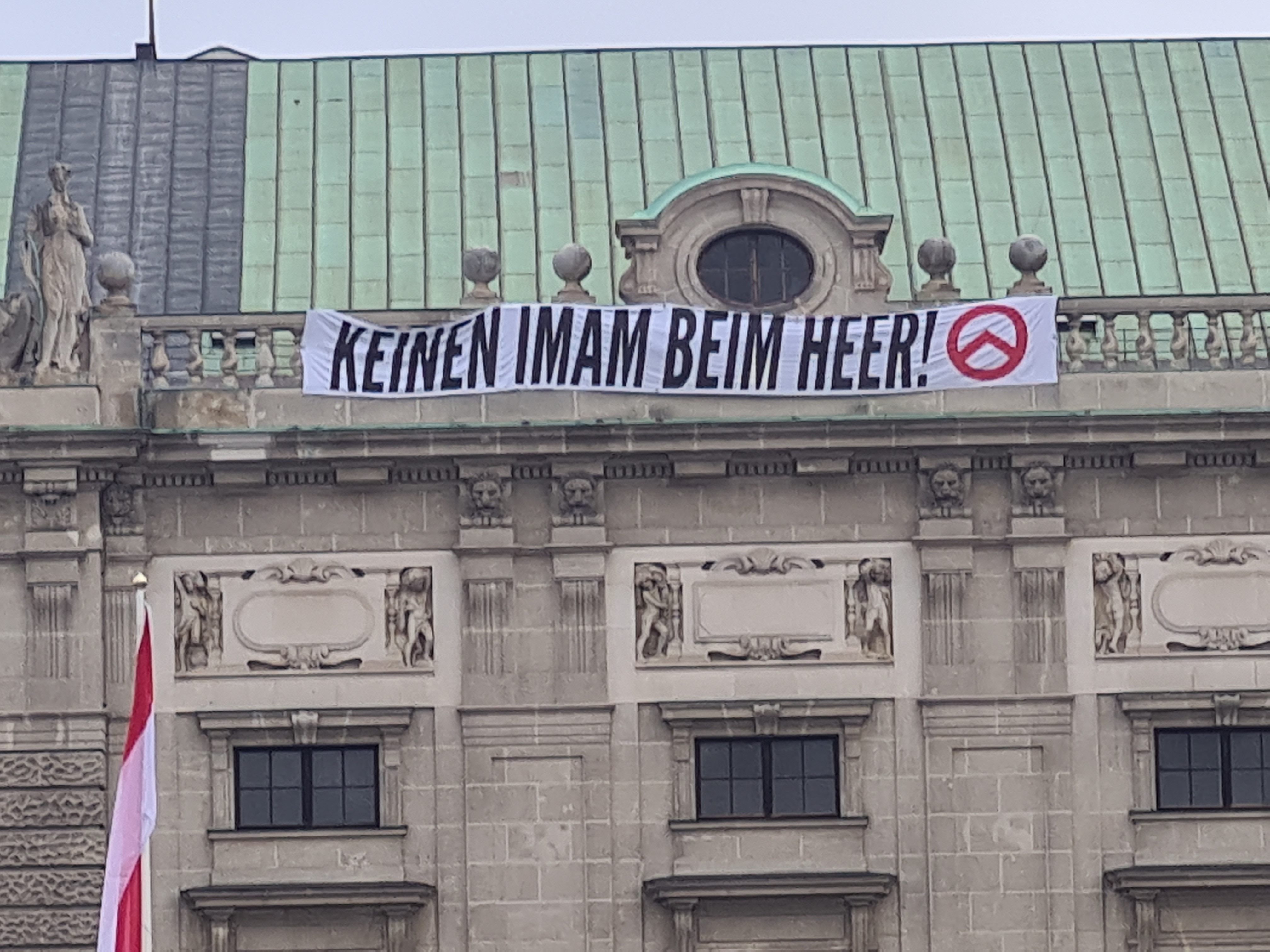 Das islamfeindliche Transparent am Dach der Wiener Hofburg, während Feierlichkeiten zum Nationalfeiertag. Das islamfeindliche Transparent am Dach der Wiener Hofburg, während Feierlichkeiten zum Nationalfeiertag.
