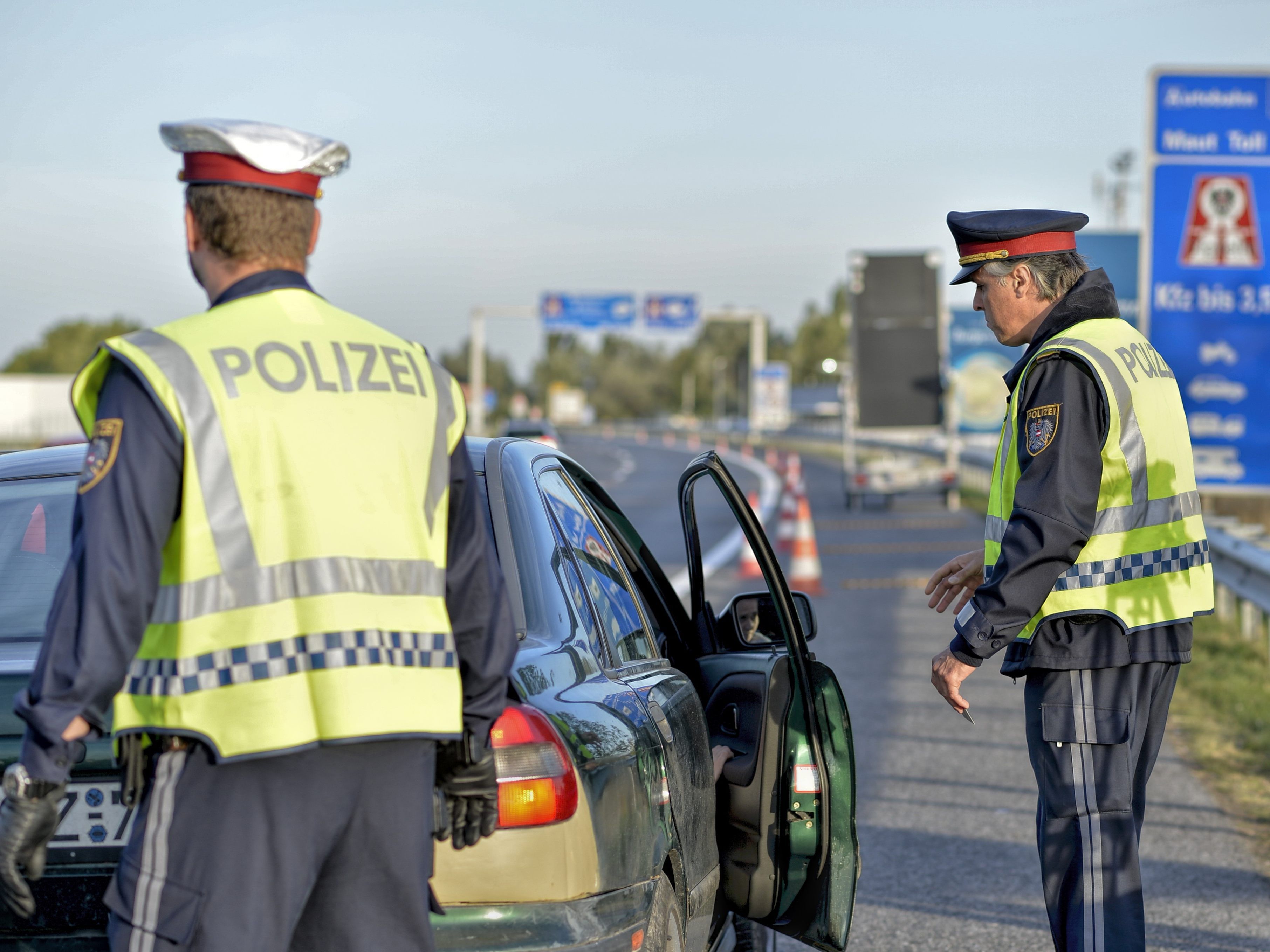 Bis einschließlich 11. Mai 2021 werden von Österreich weiter Grenzkontrollen zu Ungarn und Slowenien durchgeführt. Bis einschließlich 11. Mai 2021 werden von Österreich weiter Grenzkontrollen zu Ungarn und Slowenien durchgeführt.