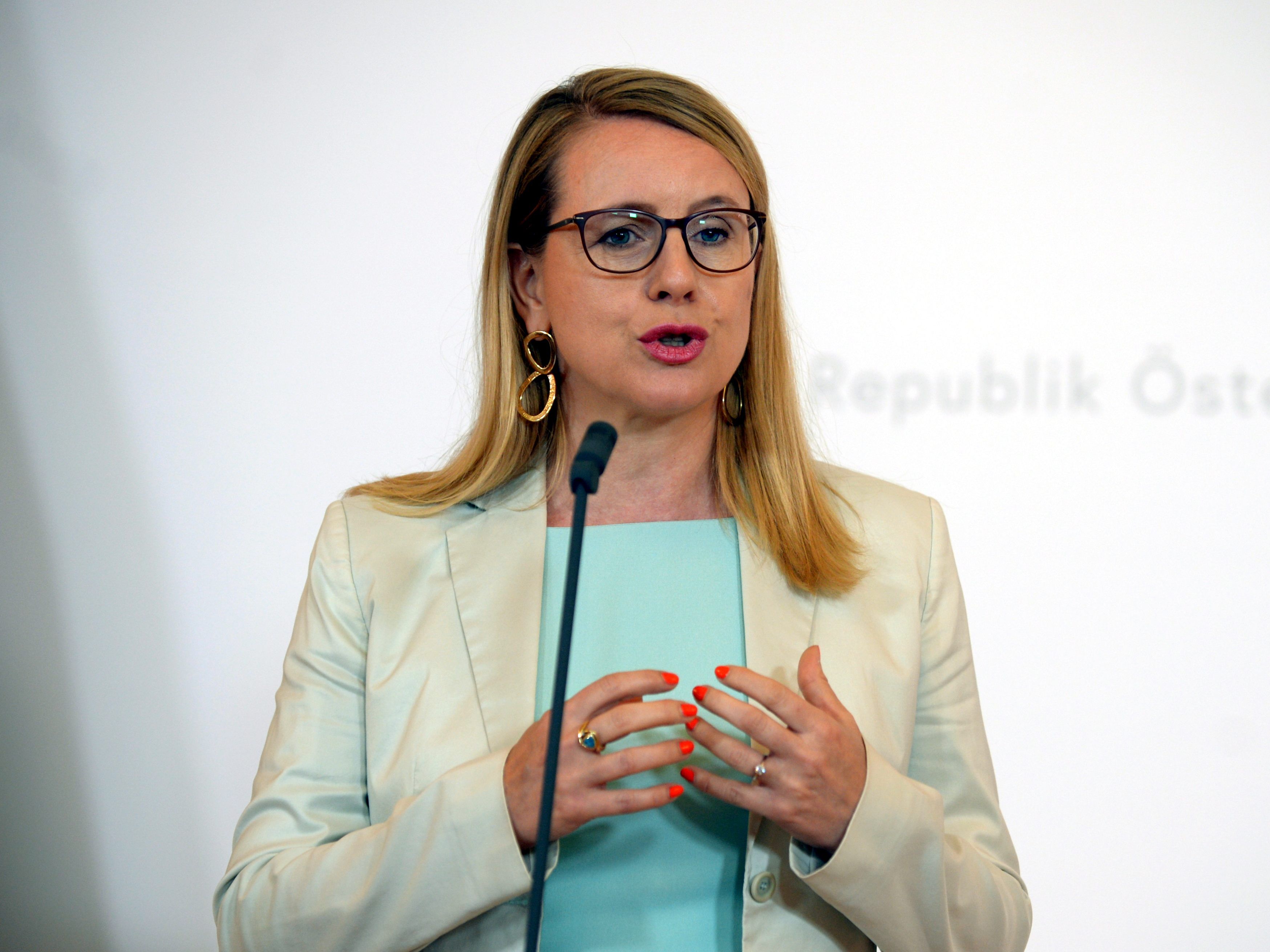 Wirtschaftsministerin: Bei Ansteckungen "trauriger Rekord" in Wien.