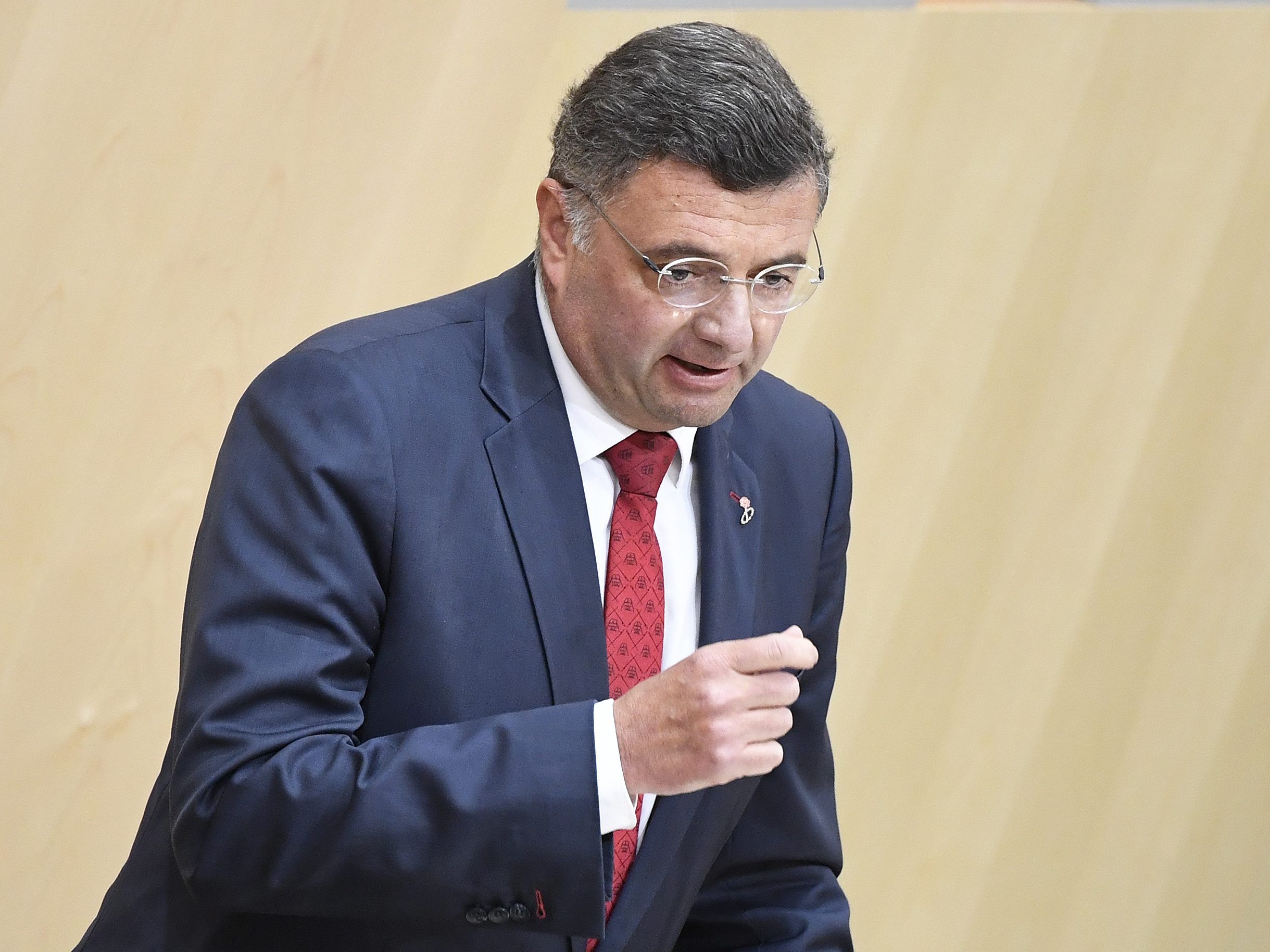 Jörg Leichtfried betont die Wichtigkeit der Beschäftigung mit der aktuellen Krise am Arbeitsmarkt Jörg Leichtfried betont die Wichtigkeit der Beschäftigung mit der aktuellen Krise am Arbeitsmarkt