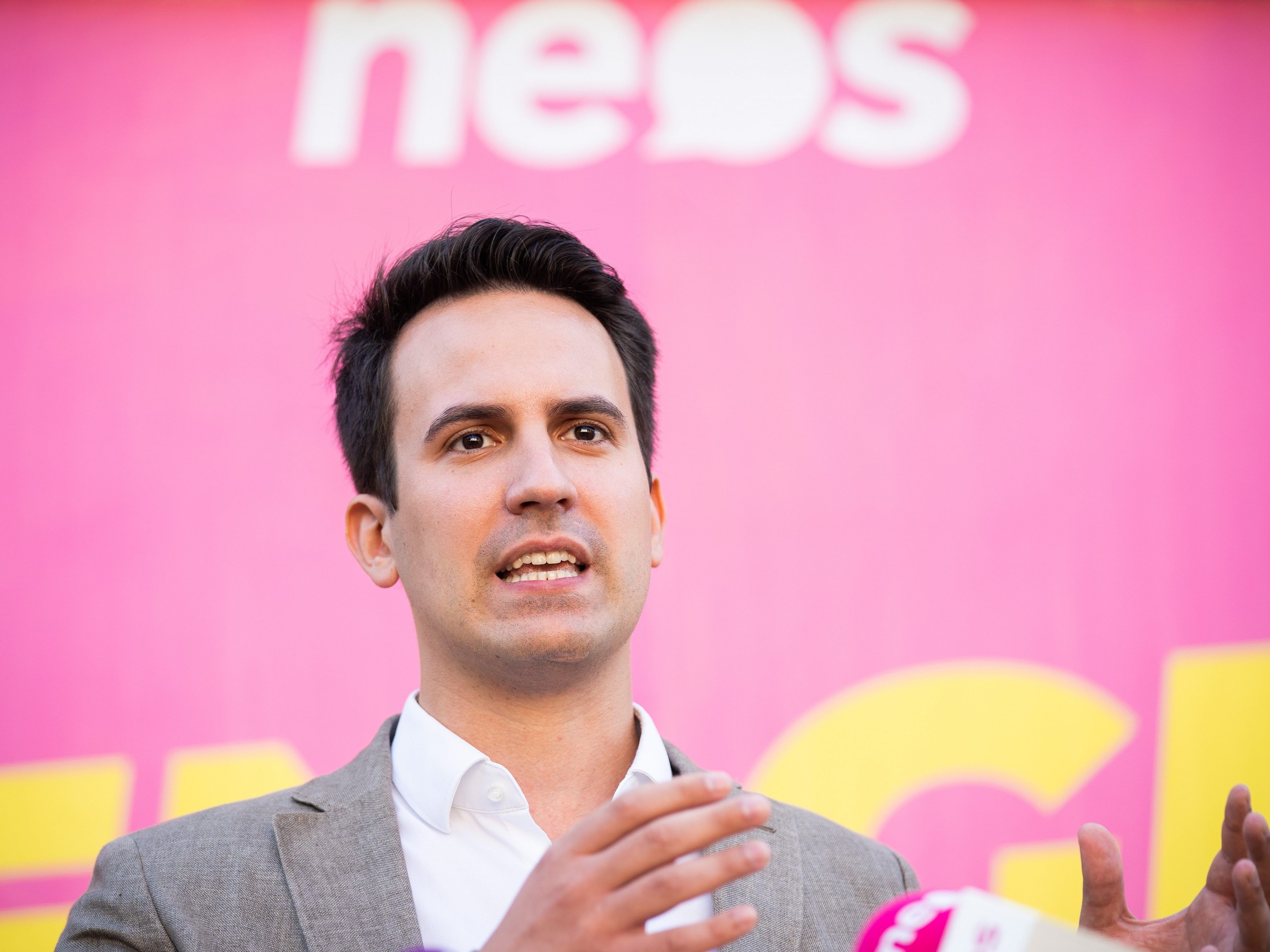NEOS-Spitzenkandidat Christoph Wiederkehr im VIENNA.at-Live-Talk. NEOS-Spitzenkandidat Christoph Wiederkehr im VIENNA.at-Live-Talk.