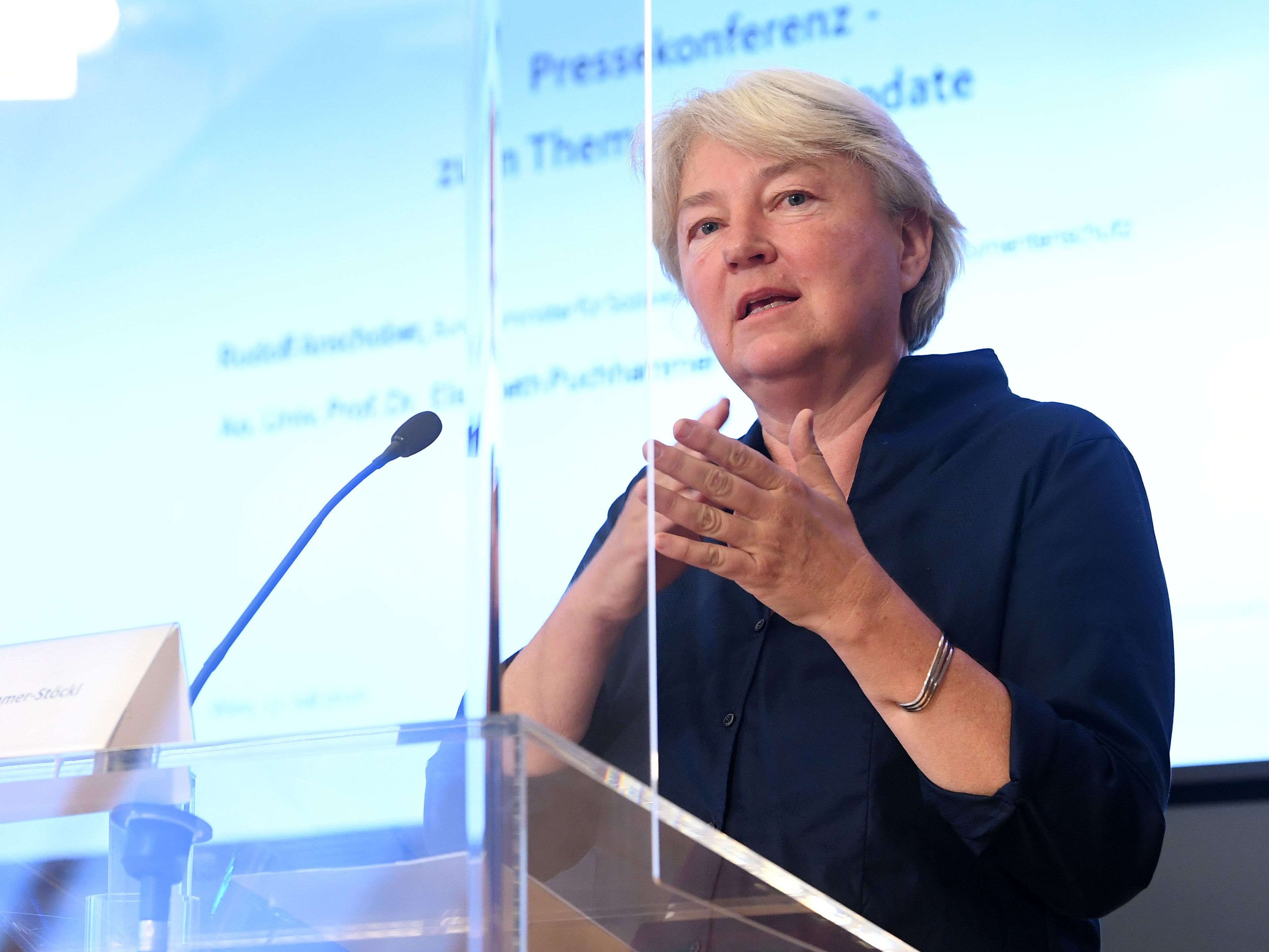 Unter anderem steigt die Wiener Virologin Elisabeth Puchhammer-Stöckl aus der Kommission aus. Unter anderem steigt die Wiener Virologin Elisabeth Puchhammer-Stöckl aus der Kommission aus.
