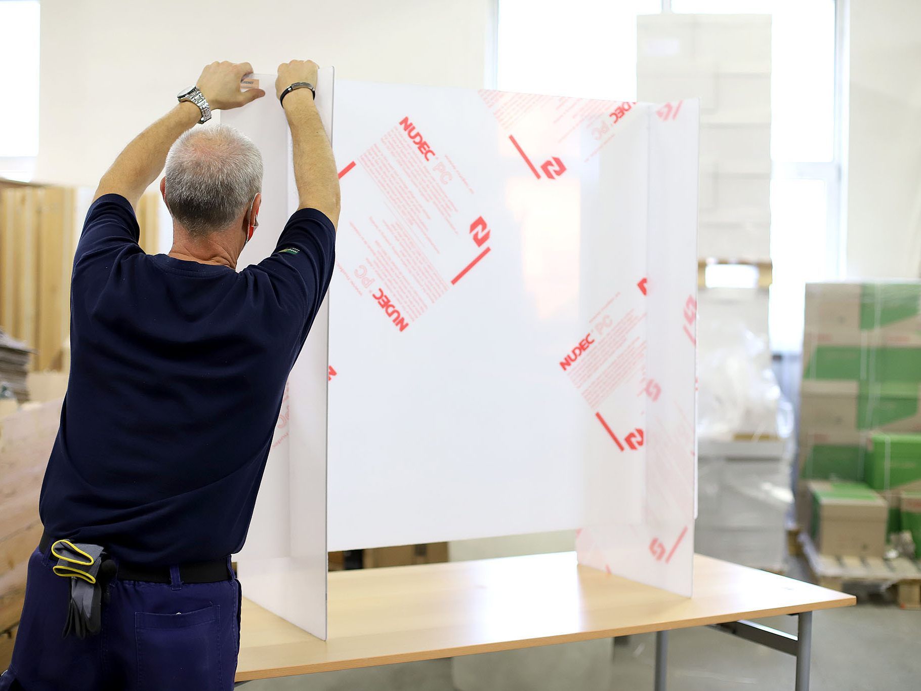 Die Wiener Wahllokale werden mit Plexiglassscheiben ausgestattet. Die Wiener Wahllokale werden mit Plexiglassscheiben ausgestattet.