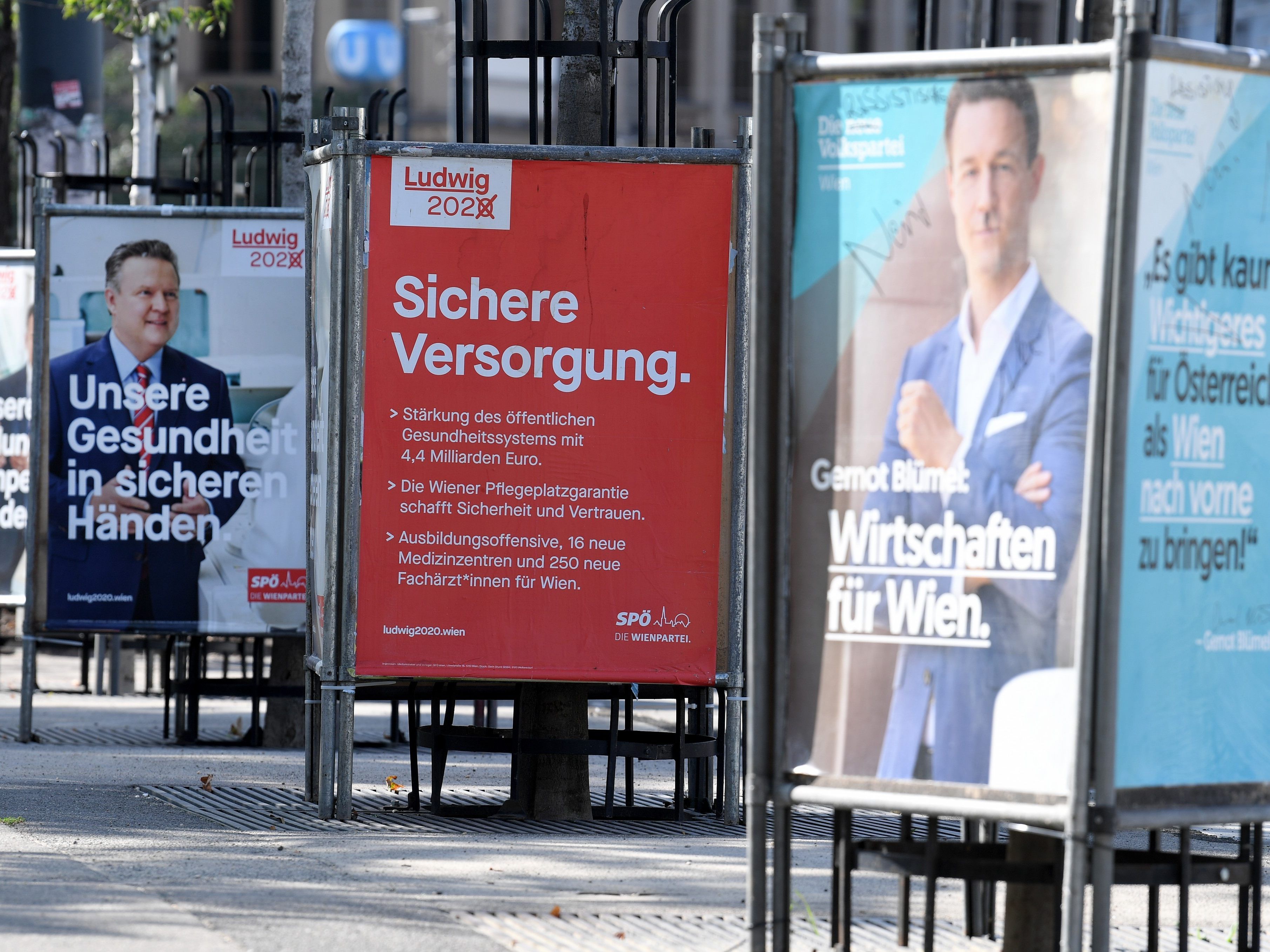 Die SPÖ liegt laut Umfragen vor der ÖVP klar auf Platz eins. Die SPÖ liegt laut Umfragen vor der ÖVP klar auf Platz eins.