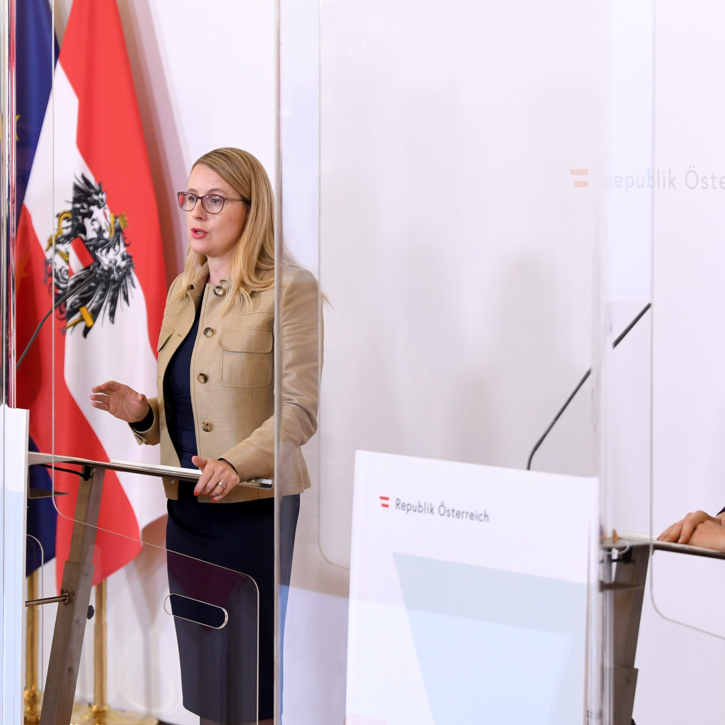 Krisenbedingte Arbeitslosigkeit stabil.