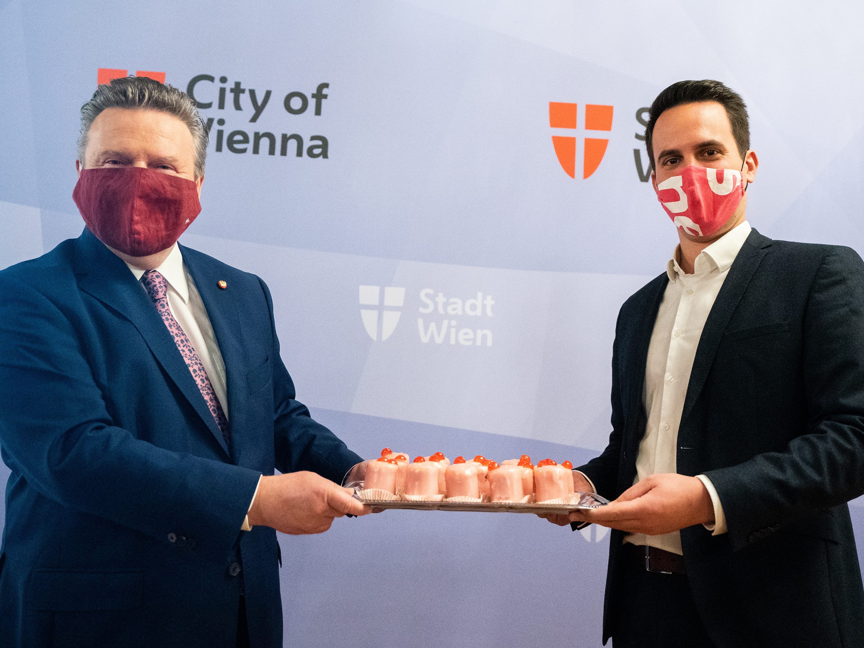 Am Montag wurden die NEOS von Bürgermeister Ludwig mit pinken Punschkrapferl empfangen. Am Montag wurden die NEOS von Bürgermeister Ludwig mit pinken Punschkrapferl empfangen.