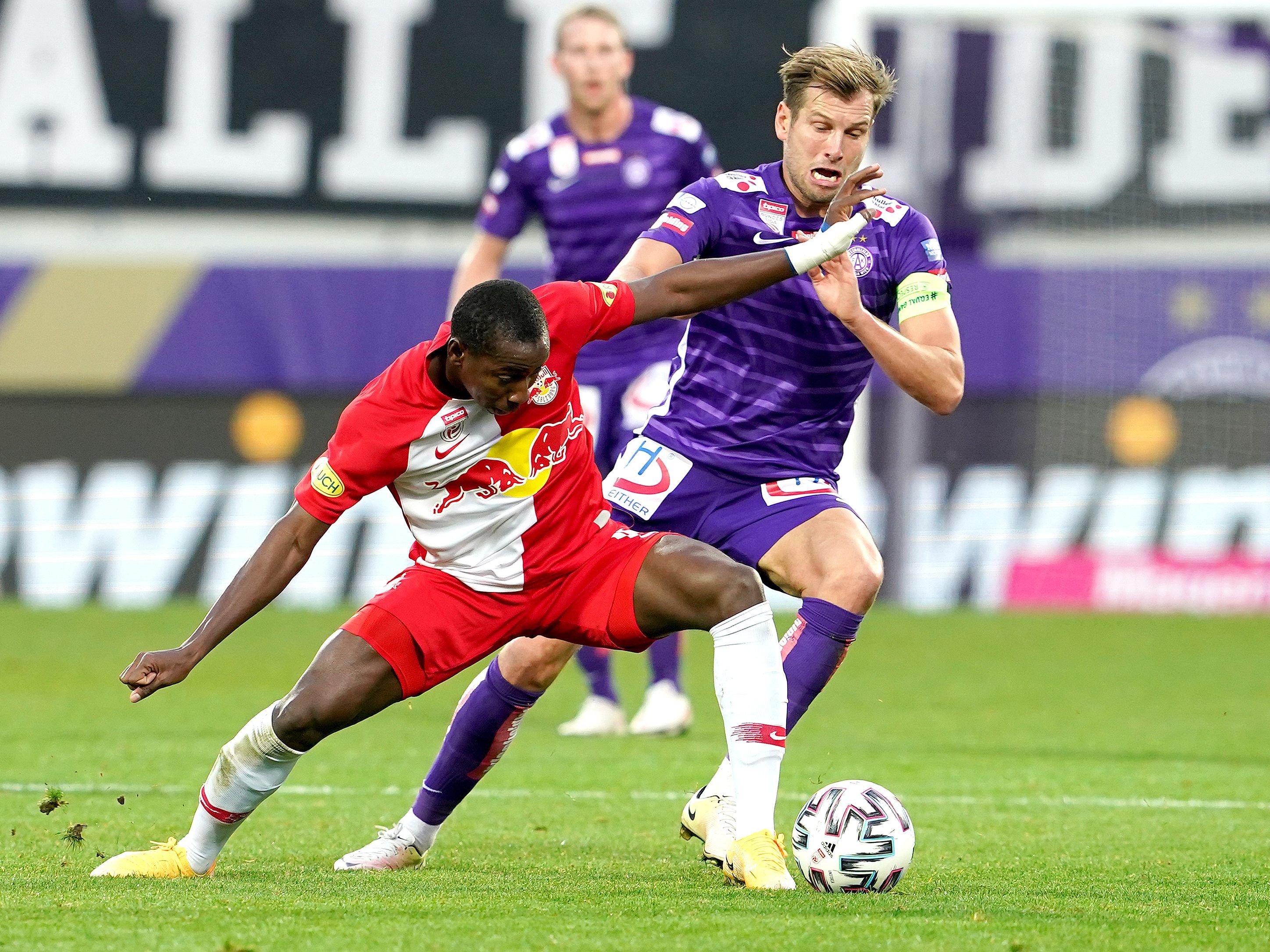 Die Wiener Austria musste sich gegen RB Salzburg mit 0:2 geschlagen geben. Die Wiener Austria musste sich gegen RB Salzburg mit 0:2 geschlagen geben.