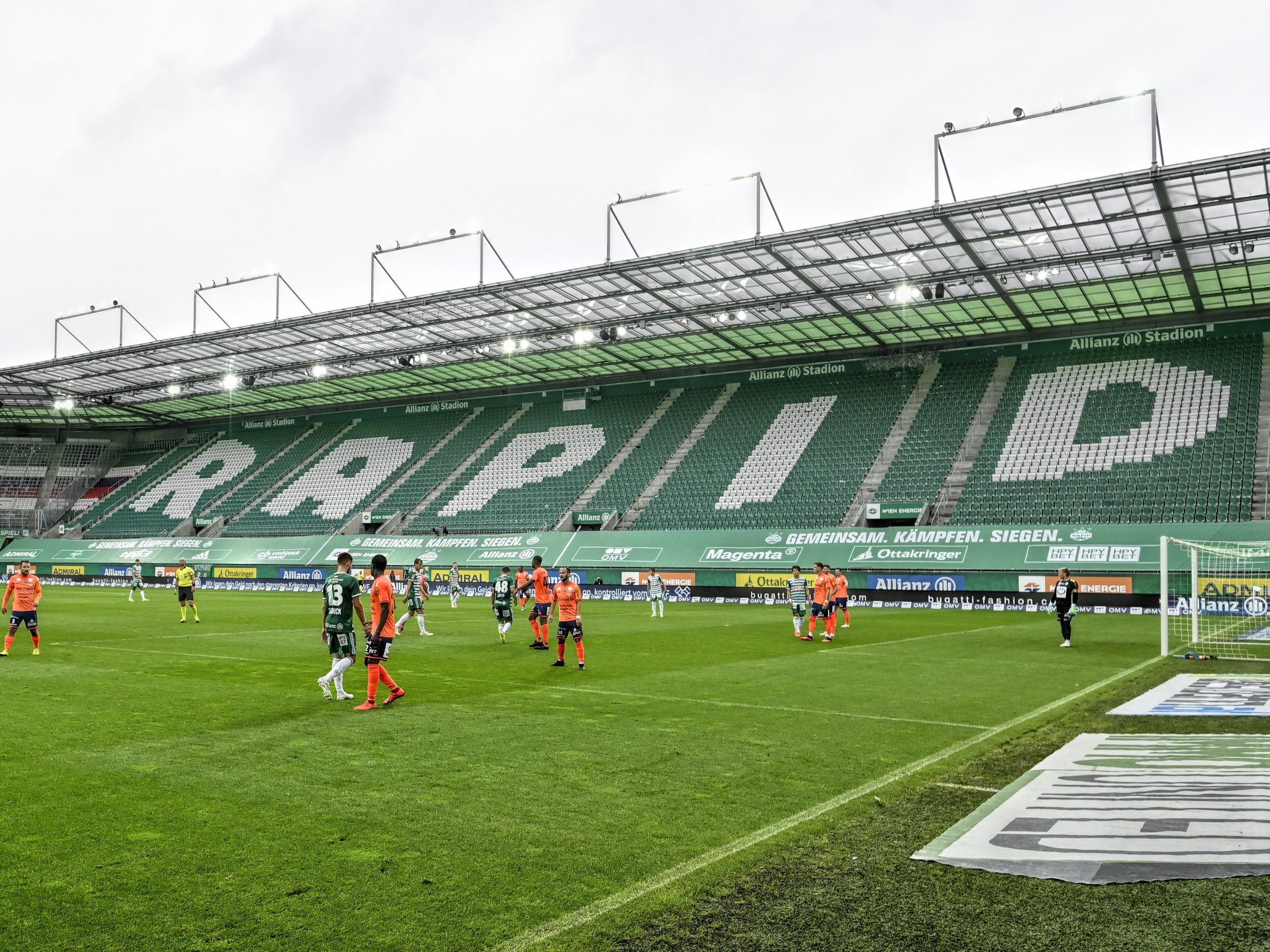 Ein Rapid Wien-Spieler wurde positiv auf das Coronavirus getestet.