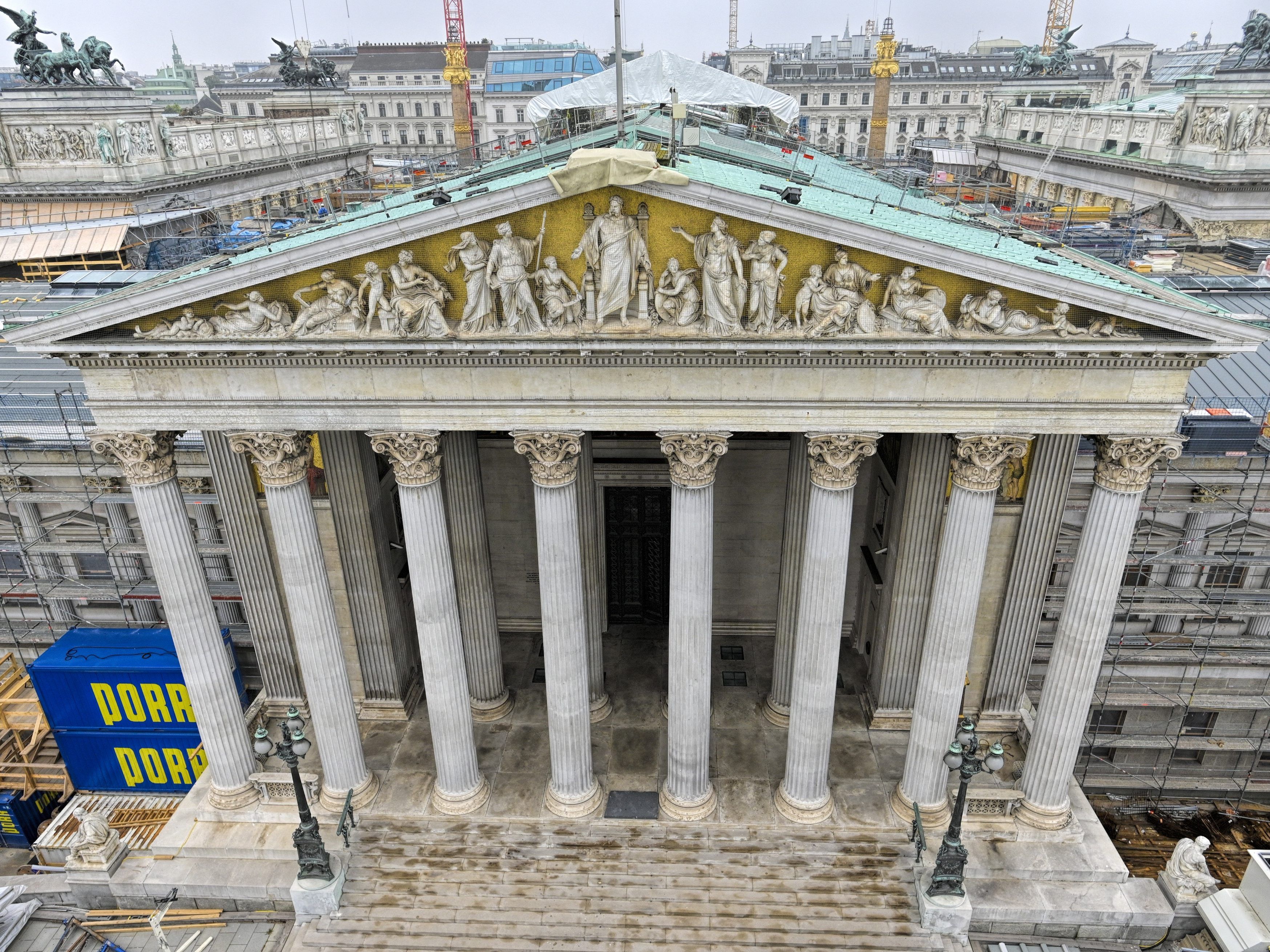 Derzeit finden umfangreiche Umbau- und Renovierungsarbeiten am Parlamentsgebäude in Wien statt Derzeit finden umfangreiche Umbau- und Renovierungsarbeiten am Parlamentsgebäude in Wien statt