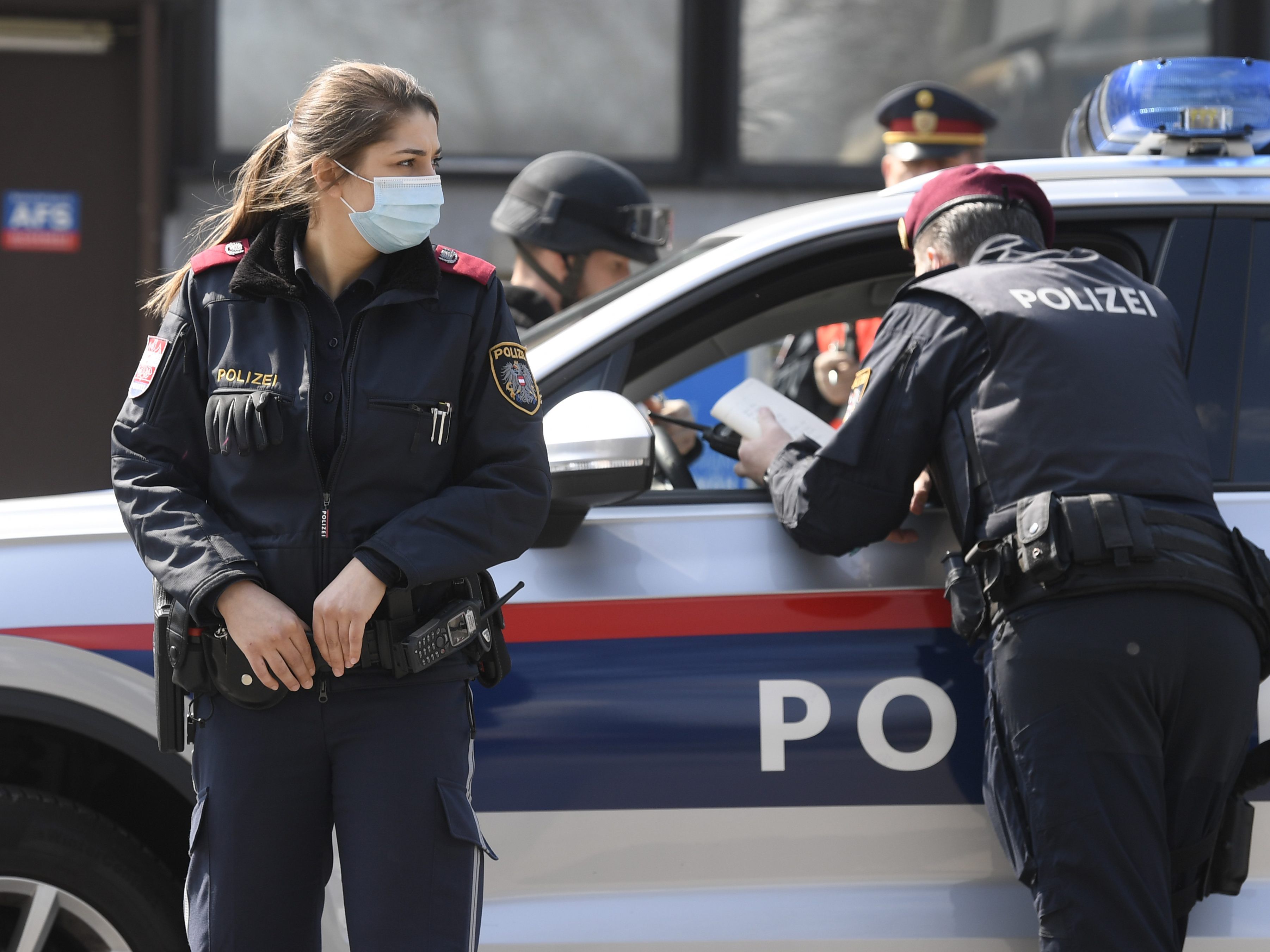 Zwei Polizistinnen erlitten bei Festnahmen Verletzungen. Zwei Polizistinnen erlitten bei Festnahmen Verletzungen.