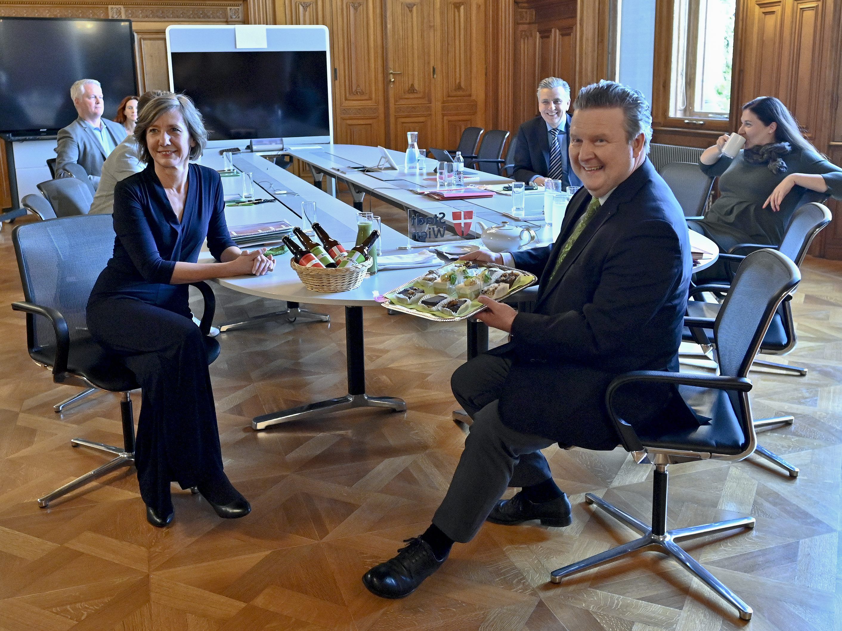Grüne und SPÖ bei Sondierungsgesprächen im Wiener Rathaus. Grüne und SPÖ bei Sondierungsgesprächen im Wiener Rathaus.