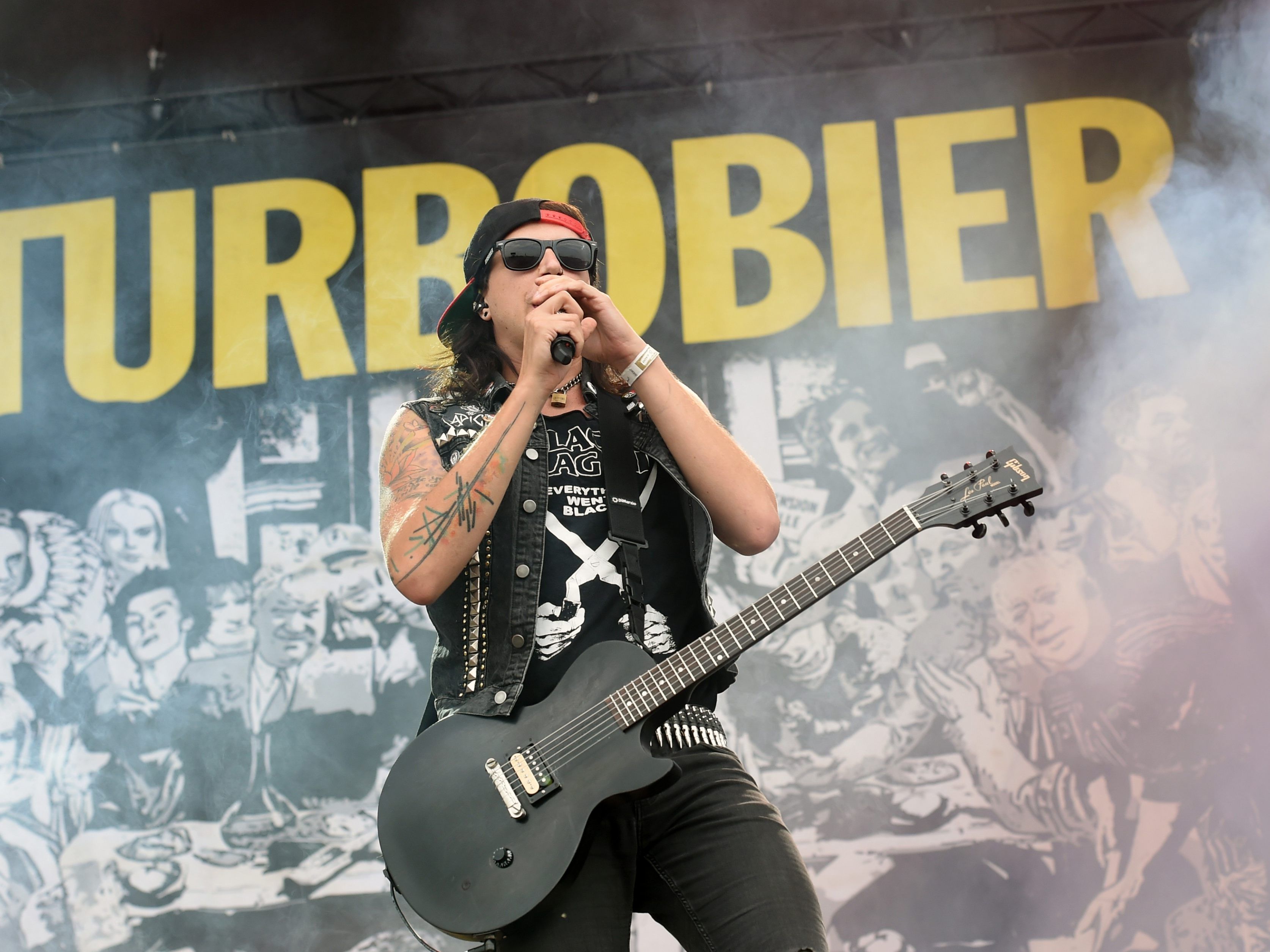 Marco Pogo-Bierpartei-Chef und Sänger der Band Turbobier, wird Bezirksrat in Wien-Simmering. Marco Pogo-Bierpartei-Chef und Sänger der Band Turbobier, wird Bezirksrat in Wien-Simmering.