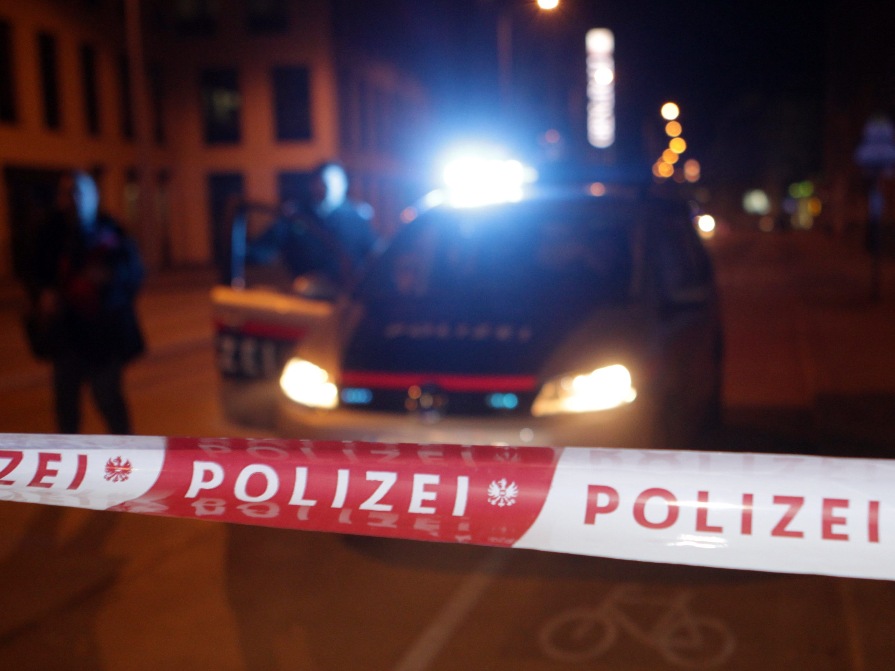 Ein Mann und eine Frau wurden tot in einer Wohnung in Wien-Favoriten aufgefunden. Ein Mann und eine Frau wurden tot in einer Wohnung in Wien-Favoriten aufgefunden.