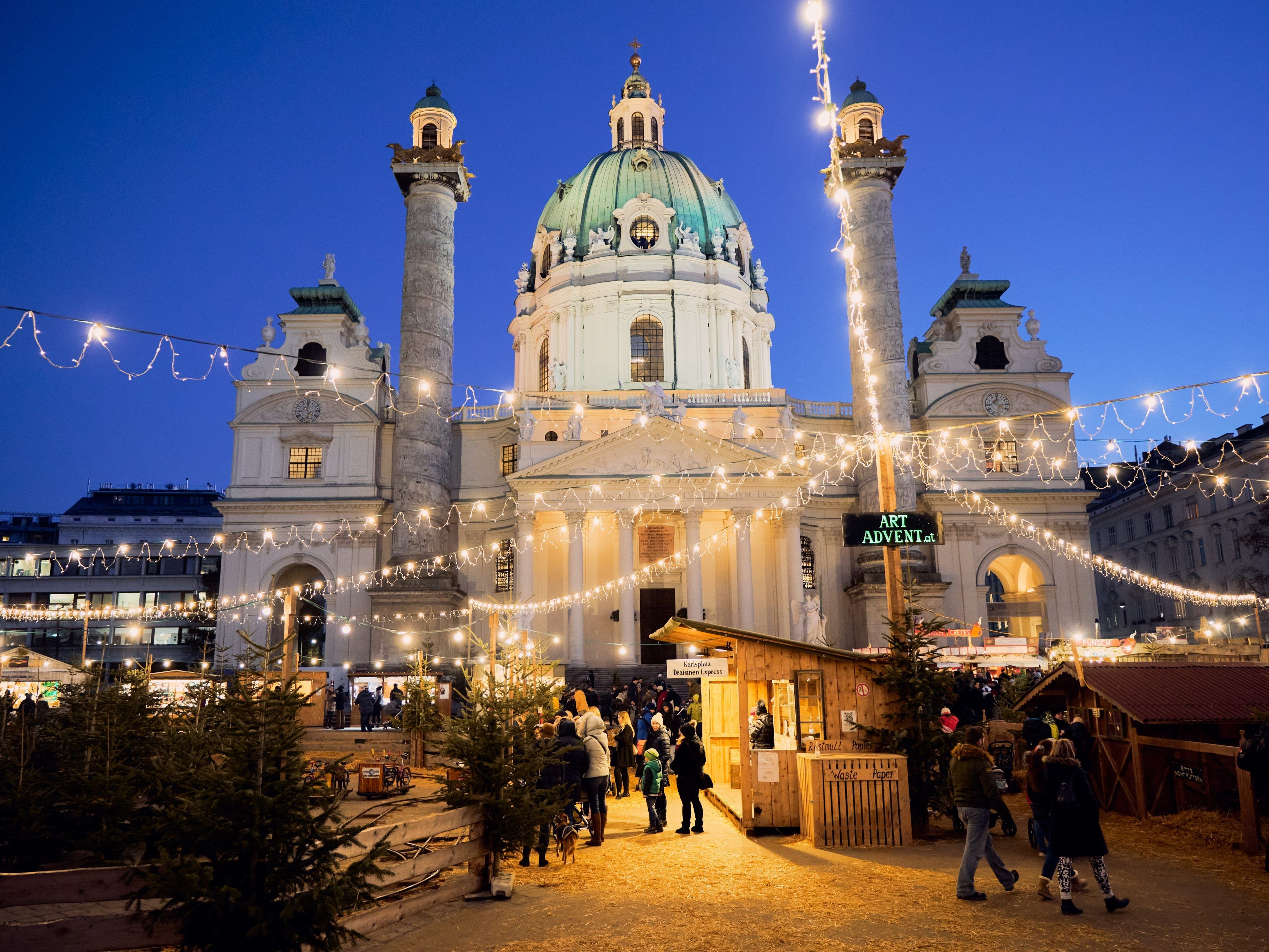 Der Kunstadventmarkt vor der Karlskirche wurde bewilligt. Der Kunstadventmarkt vor der Karlskirche wurde bewilligt.