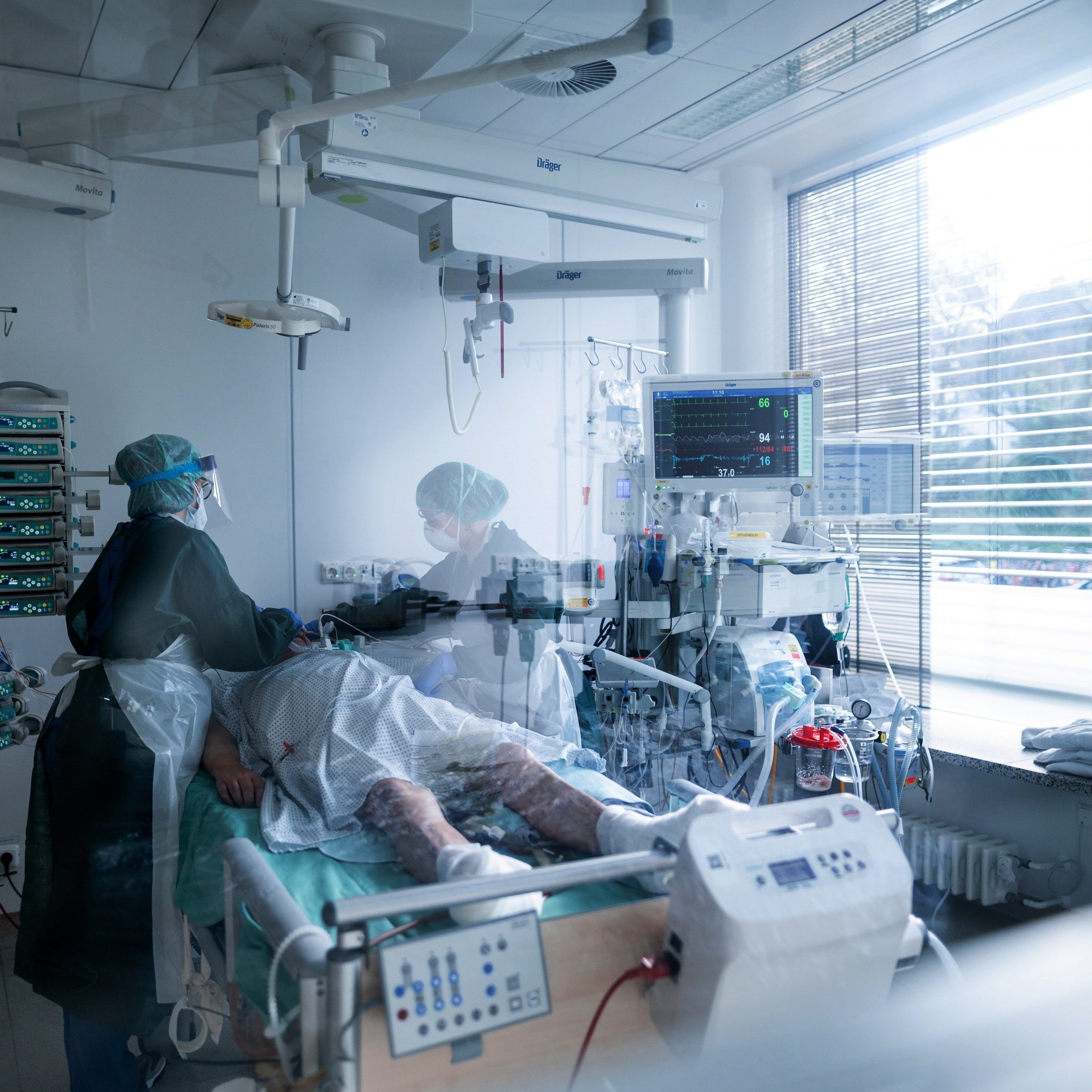 Durch den Fachkräftemangel droht angesichts der Coronavirus-Pandemie eine "maximale Überlastung" Österreichs Krankenhäuser.