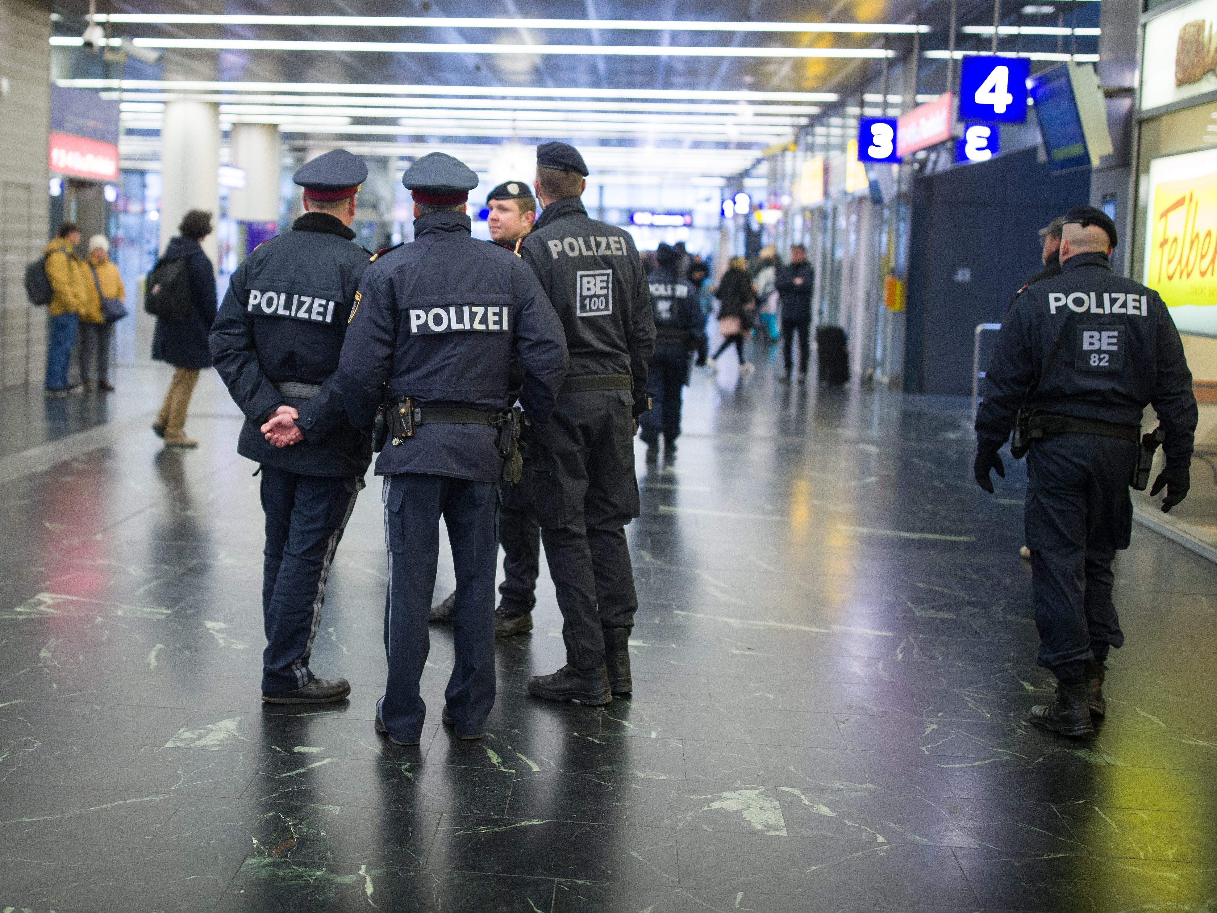 Eine Frau schlug am Wiener Praterstern auf einen Polizisten ein.