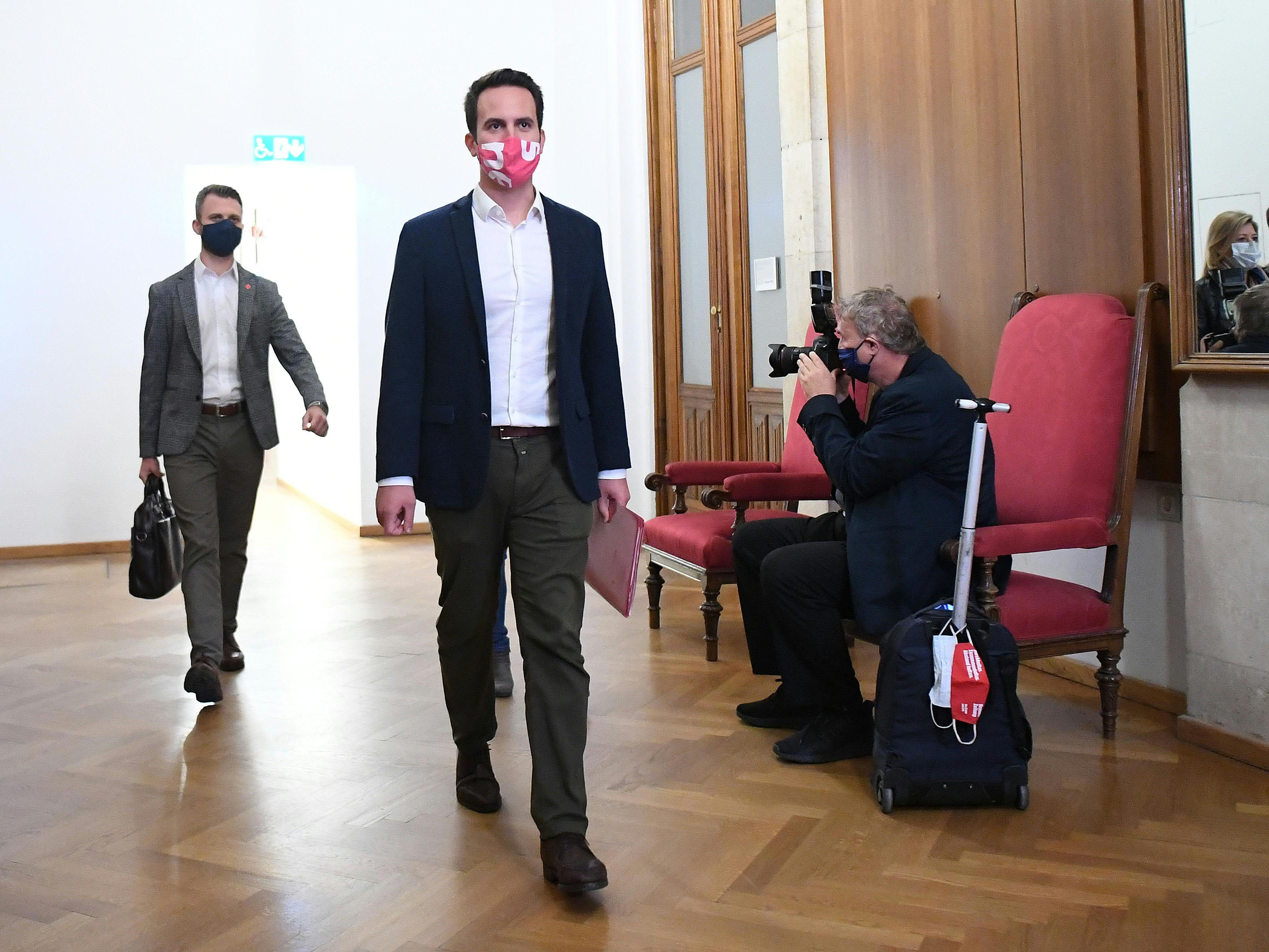 Über den spezifischen Verhandlergruppen steht ein rot-pinkes Kernteam. Über den spezifischen Verhandlergruppen steht ein rot-pinkes Kernteam.