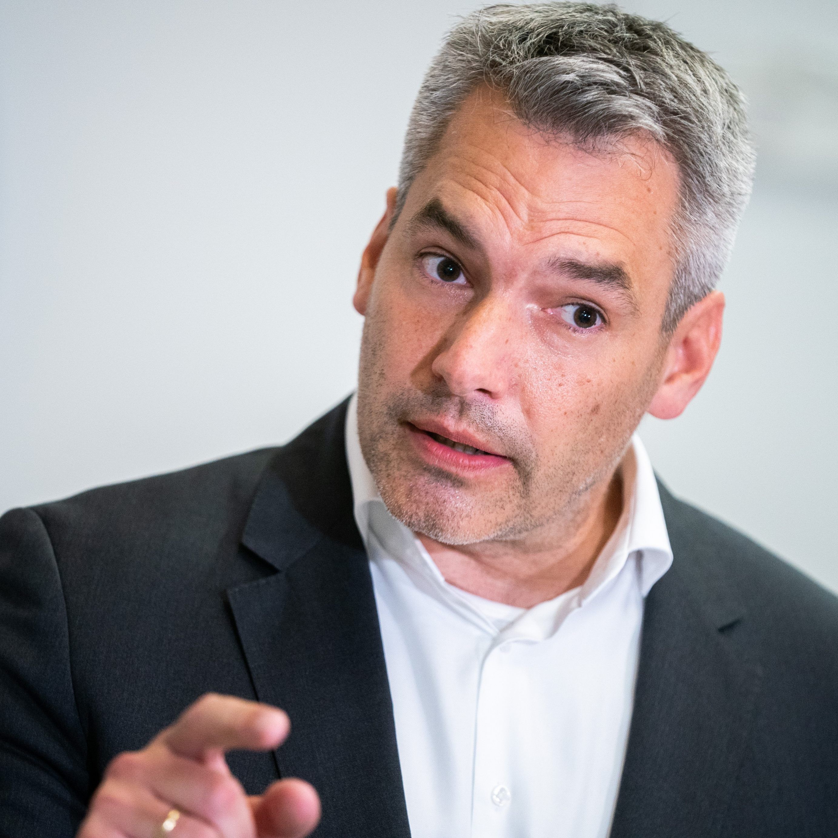 Innenminister Nehammer (ÖVP) ruft die Österreicher und Österreicherinnen dazu auf, an Halloween zu Hause zu bleiben.