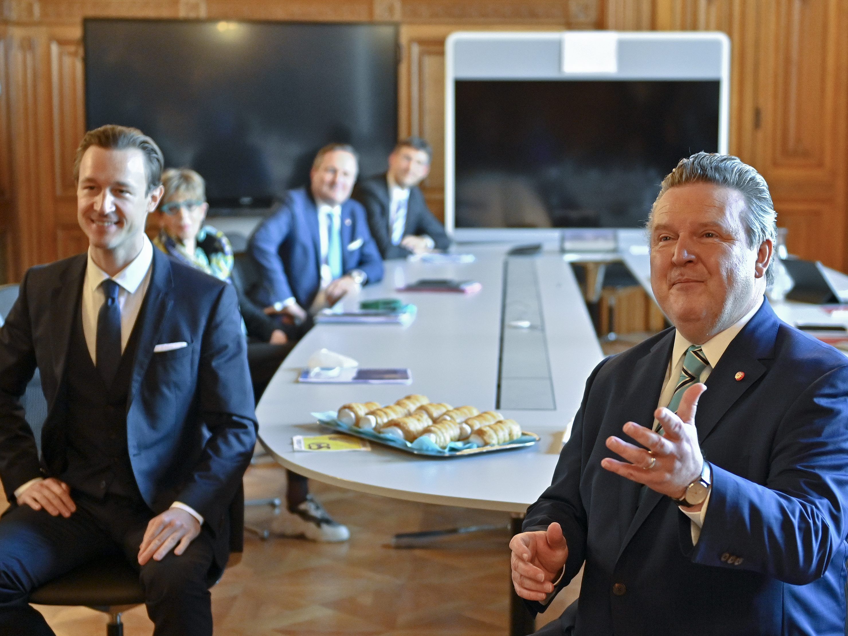 Sondierungsgespräche nach der Wien-Wahl zwischen SPÖ und ÖVP mit Schaumrollen der Bäckerei Schwarz. Sondierungsgespräche nach der Wien-Wahl zwischen SPÖ und ÖVP mit Schaumrollen der Bäckerei Schwarz.