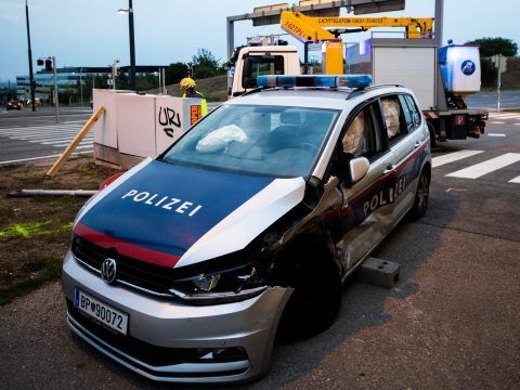 In Wien-Favoriten kam eine unbeteiligte Passantin ums Leben, als sie von einem Polizeiauto erfasst wurde. In Wien-Favoriten kam eine unbeteiligte Passantin ums Leben, als sie von einem Polizeiauto erfasst wurde.