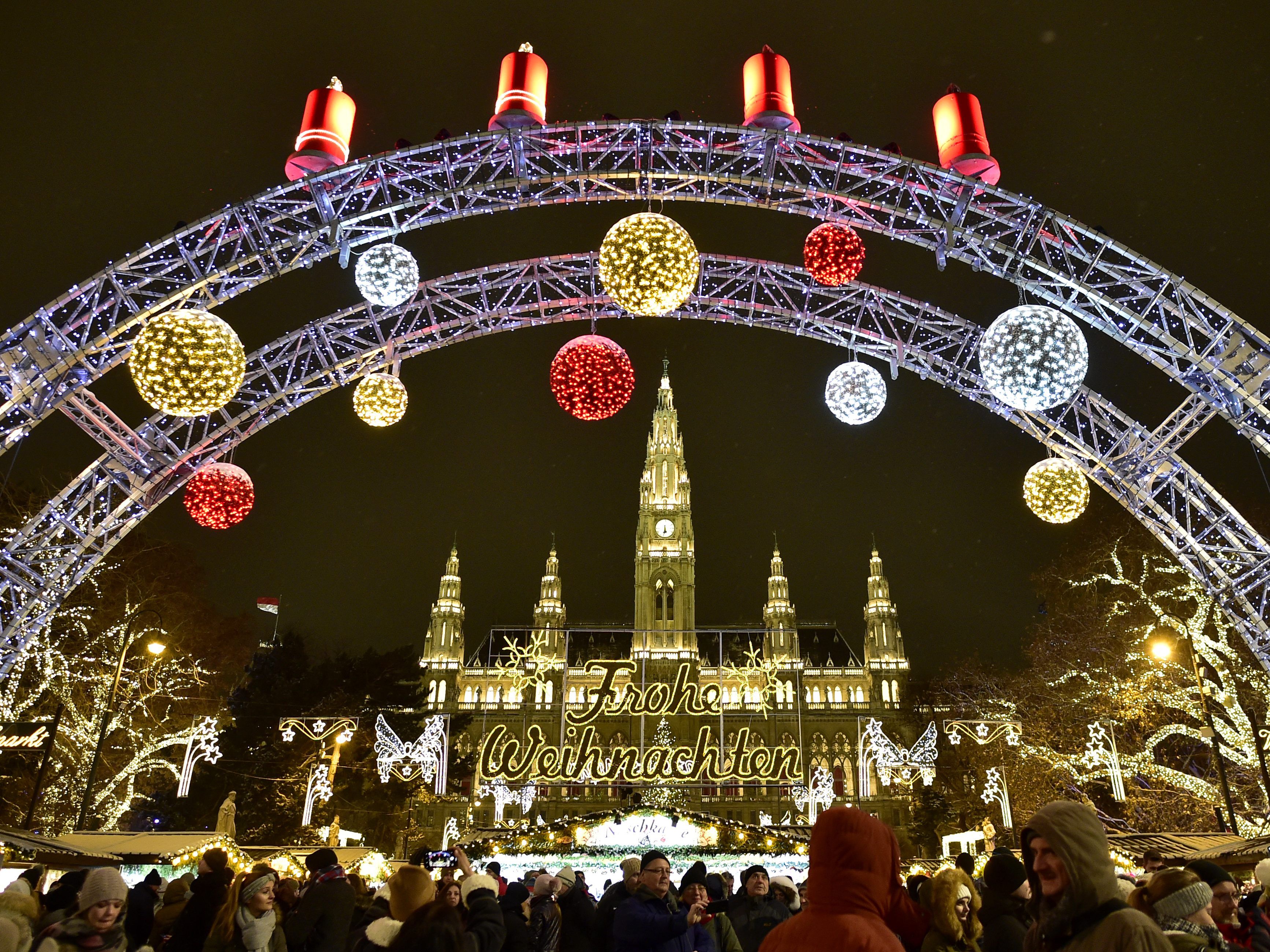 Weihnachtsmärkte wie der Wiener Christkindlmarkt am Rathausplatz können trotz Corona stattfinden - unter bestimmten Auflagen Weihnachtsmärkte wie der Wiener Christkindlmarkt am Rathausplatz können trotz Corona stattfinden - unter bestimmten Auflagen