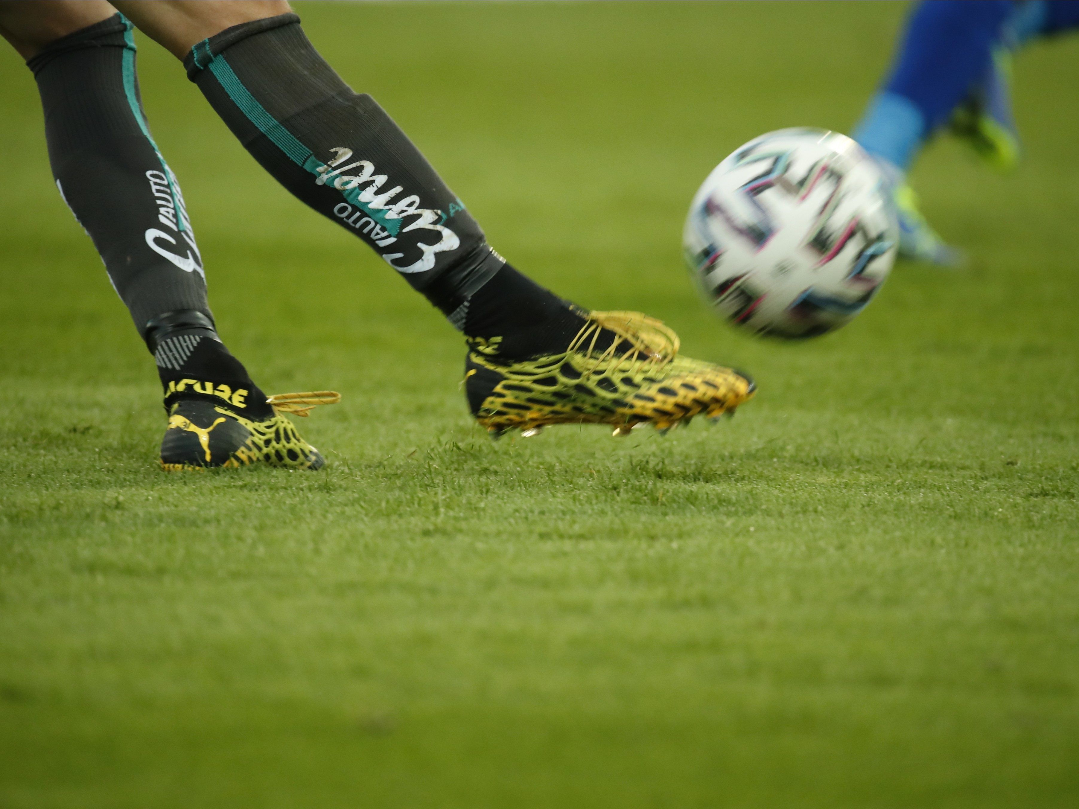 Etwa 500 Vereine aus Sportarten wie Fußball, Volleyball, Handball oder Basketball können um die Prämie ansuchen.
