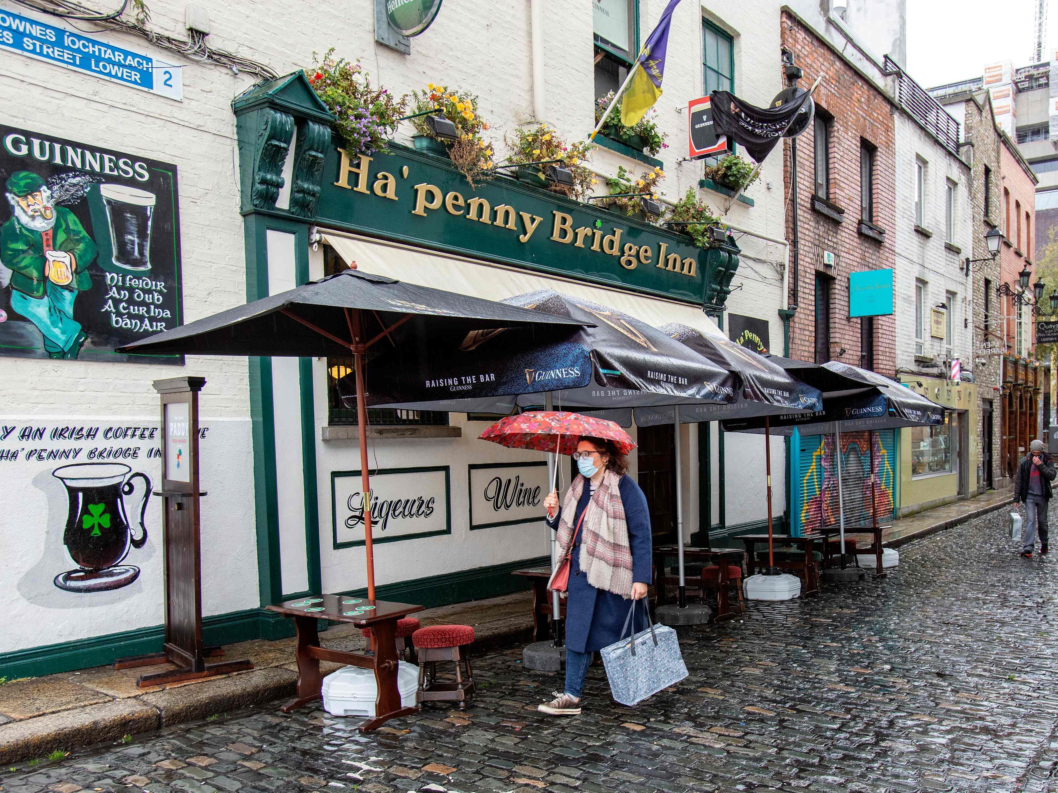 Pubs und Restaurants dürfen Essen nur als Lieferservice anbieten. Pubs und Restaurants dürfen Essen nur als Lieferservice anbieten.