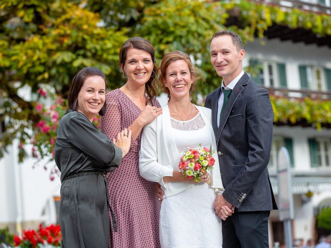 Das frisch vermählte Brautpaar mit seinen Trauzeugen bei der standesamtlichen Hochzeit. Das frisch vermählte Brautpaar mit seinen Trauzeugen bei der standesamtlichen Hochzeit.