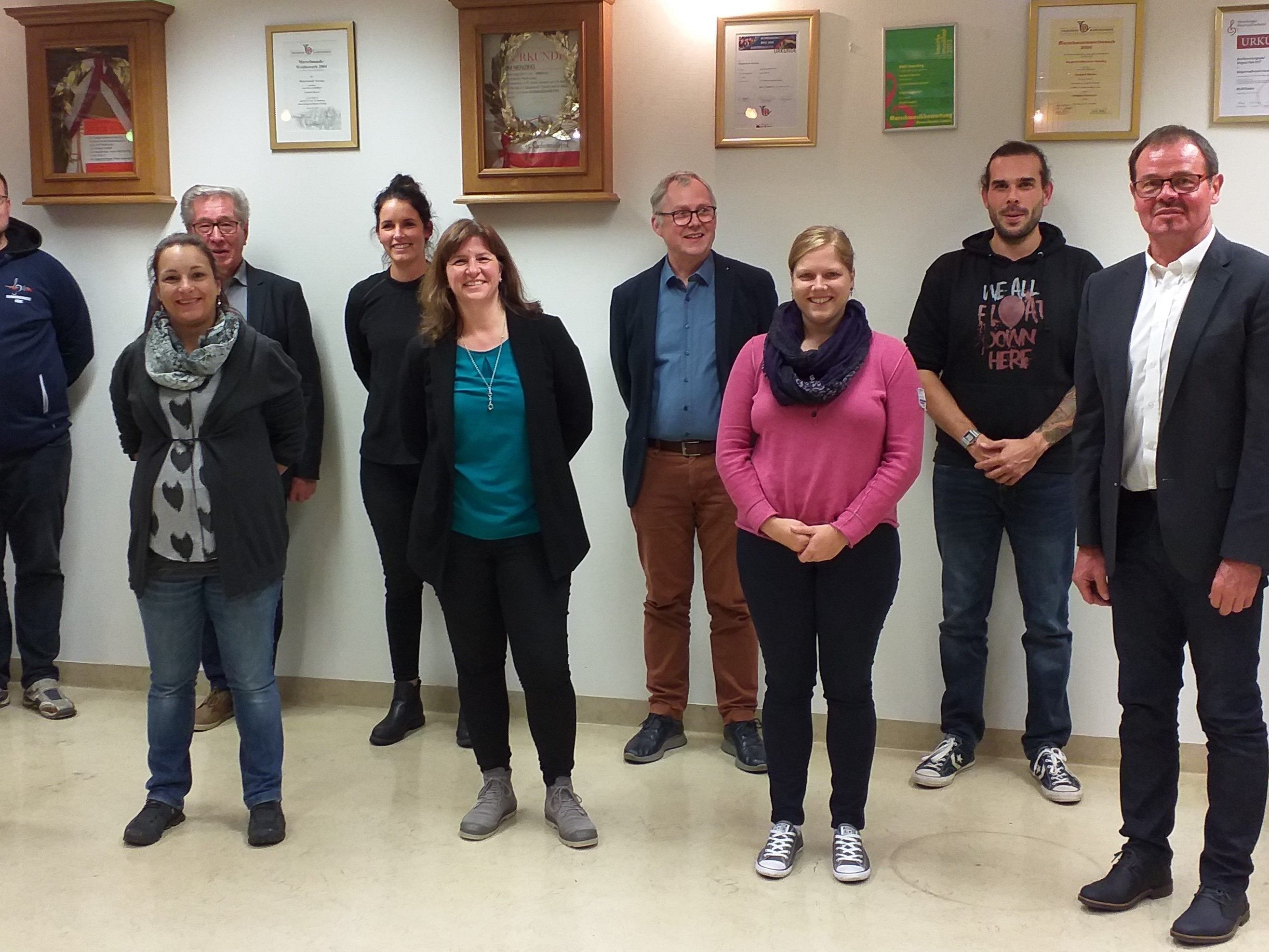 Neuwahlen und eine besondere Ehrung bei der Versammlung des Blasmusikbezirkes Bludenz, im Bild von links Daniela Vonbun, Andreas Grabner, Jasmin Ritsch, Ehrenbezirkskpm. Werner Walser, Lisa-Maria Frei, Doris Tagwerker, der Ehrenbezirkskpm. Helmut Schuler, Jasmin Studer, der neue Bezirkskpm. Martin Pfeffer, Paul Dünser, Walter Knapp. Es fehlt: Manfred Domig. Neuwahlen und eine besondere Ehrung bei der Versammlung des Blasmusikbezirkes Bludenz, im Bild von links Daniela Vonbun, Andreas Grabner, Jasmin Ritsch, Ehrenbezirkskpm. Werner Walser, Lisa-Maria Frei, Doris Tagwerker, der Ehrenbezirkskpm. Helmut Schuler, Jasmin Studer, der neue Bezirkskpm. Martin Pfeffer, Paul Dünser, Walter Knapp. Es fehlt: Manfred Domig.