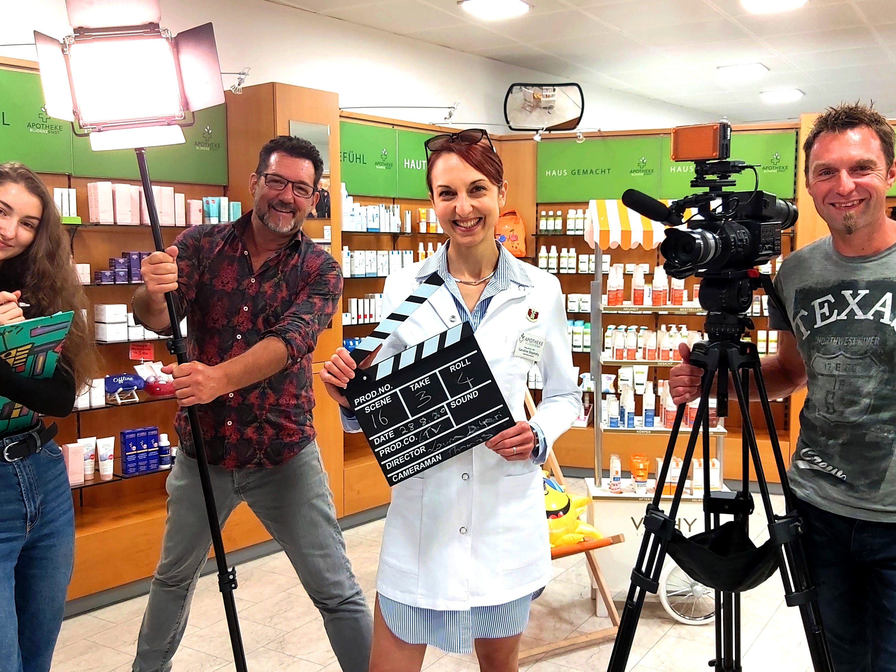 Mag. pharm., MSc Caroline Slupetzky (mi) drehte mit dem "us dr Gondl Produktionsteam Valentina Fritsche (li) Andreas Seeburger (mi) und Thomas Gmeiner (re) 10 Infoclips in der Apotheke Bludenz Stadt Mag. pharm., MSc Caroline Slupetzky (mi) drehte mit dem "us dr Gondl Produktionsteam Valentina Fritsche (li) Andreas Seeburger (mi) und Thomas Gmeiner (re) 10 Infoclips in der Apotheke Bludenz Stadt