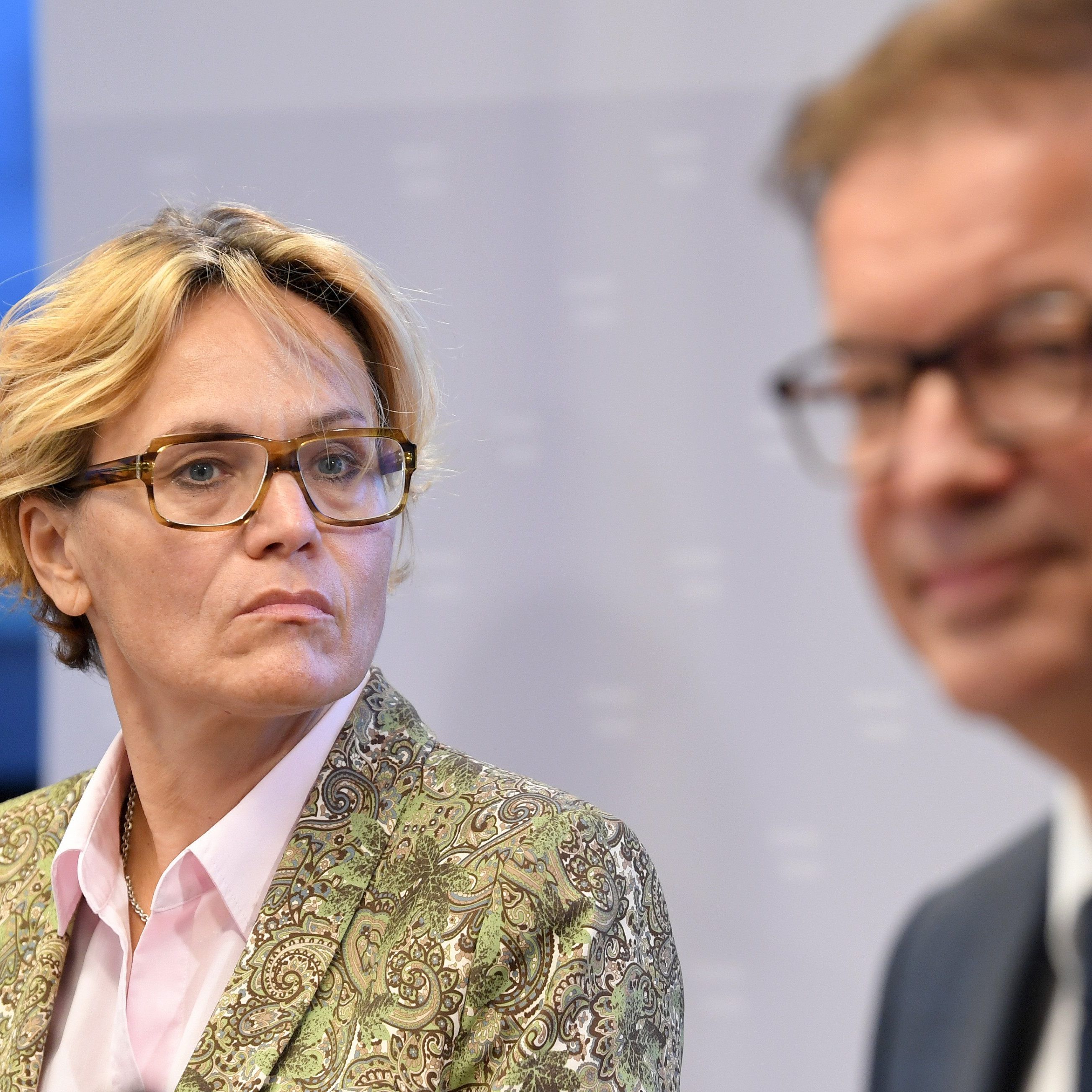 Daniela Schmid (l. - AGES, Sprecherin der Corona-Kommission des Bundes) - Österreich wird Rot geschalten.