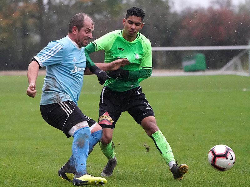 Adiel Moura im Zweikampf mit Dogan Uyar