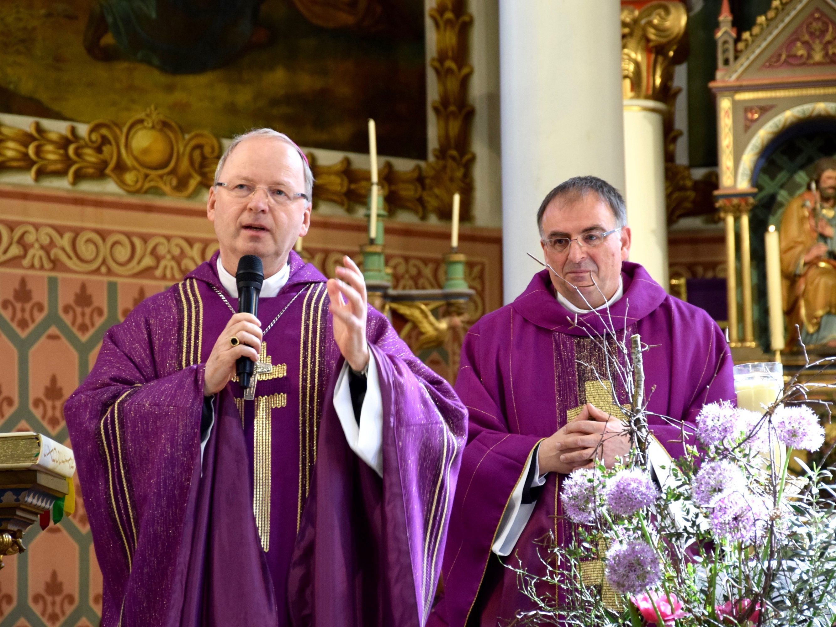 Der Feldkircher Diözesanbischof Benno Elbs und Pfarrmoderator Hans Tinkhauser, Leiter des Pfarrverband Mittleres Montafon, bei der Erhebungsfeier der Schrunser Pfarrkirche St. Jodok zum Münster, am 8. März 2020.