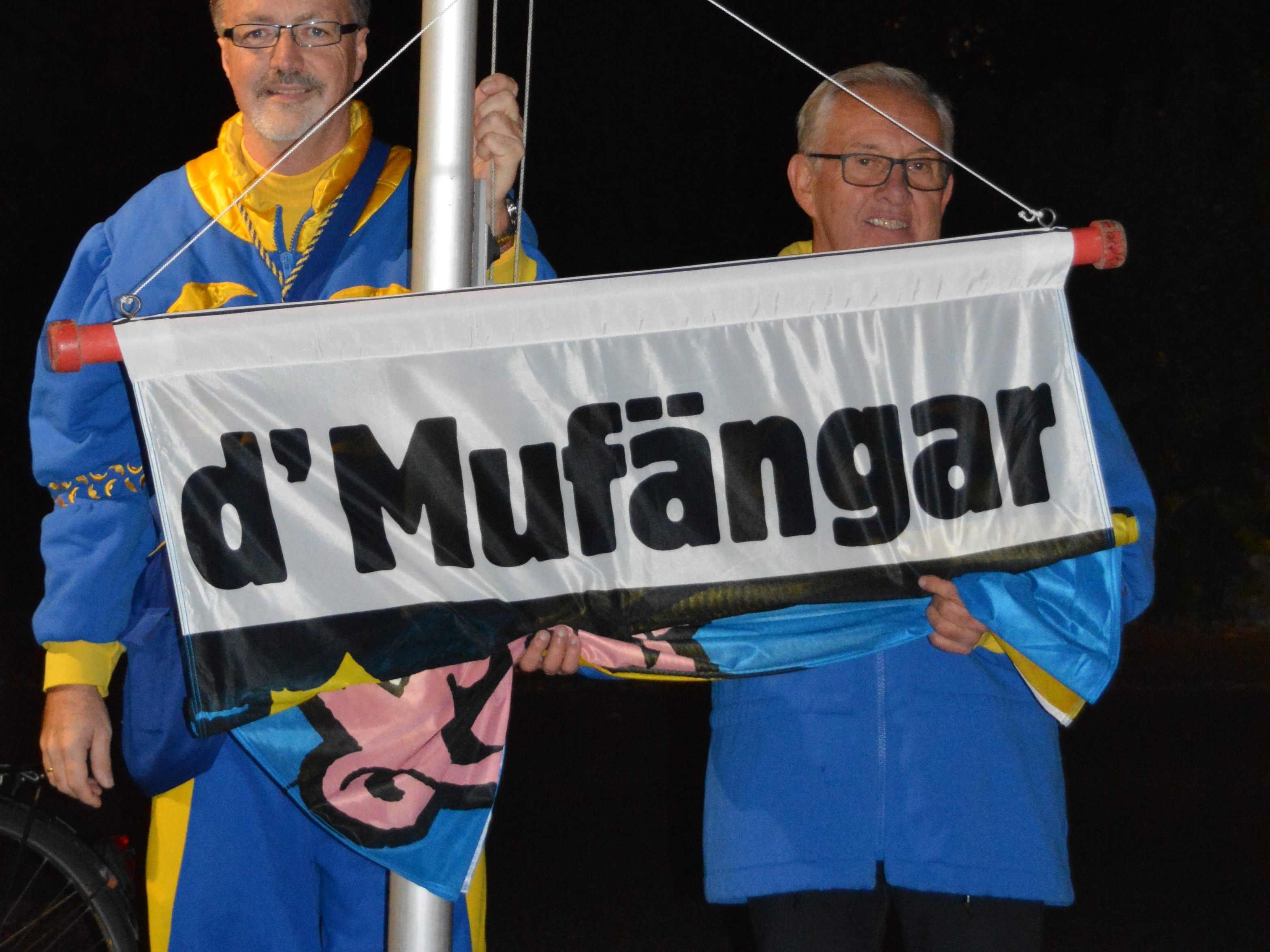 Die Fahne der Hardar Mufängar wird am 11.11 vor dem Rathaus dennoch gehisst.